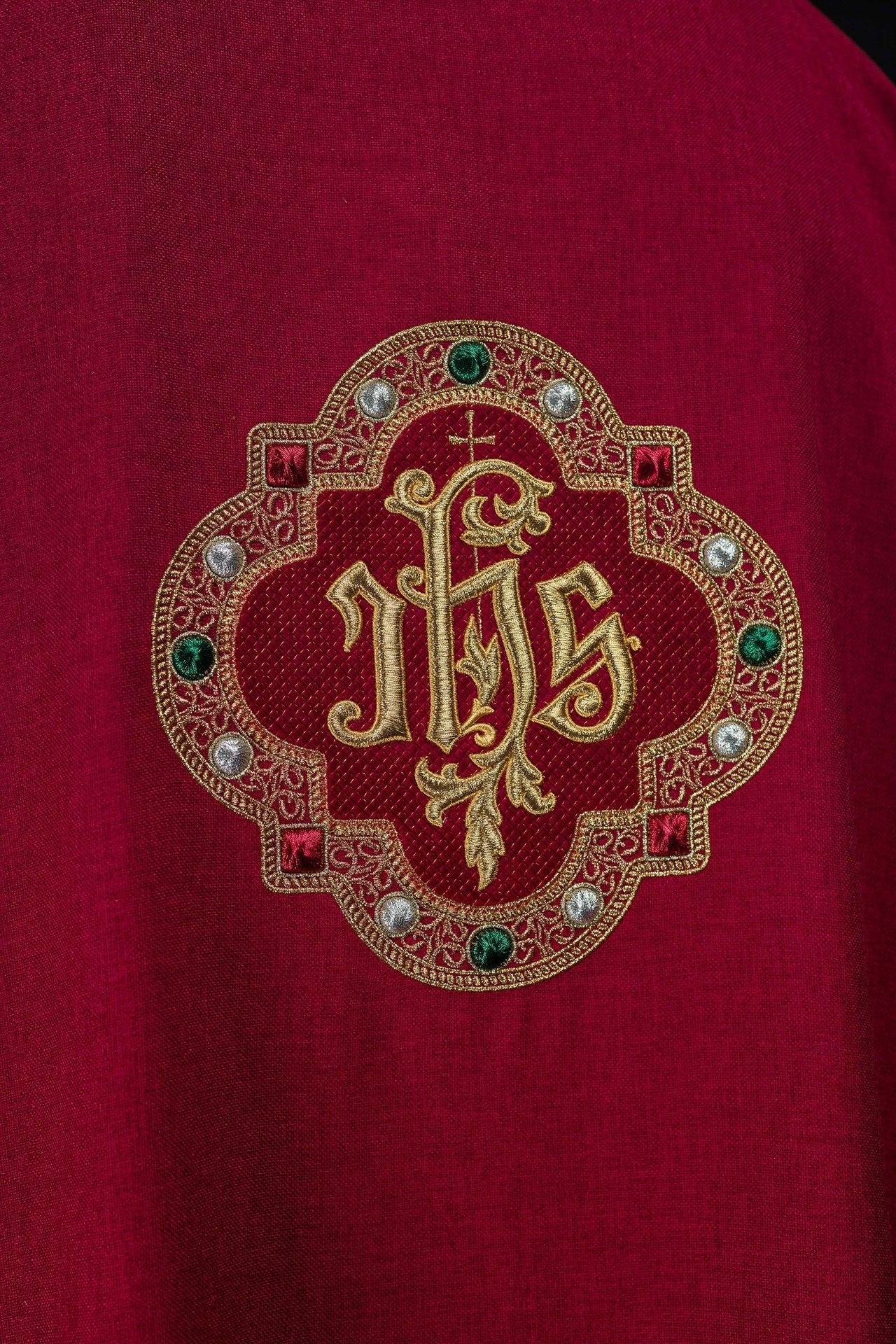 Dalmatyka Liturgiczna IHS Czerwona z Haftowaną Lamówką - Polska Produkcja - SZATYLITURGICZNE.PL