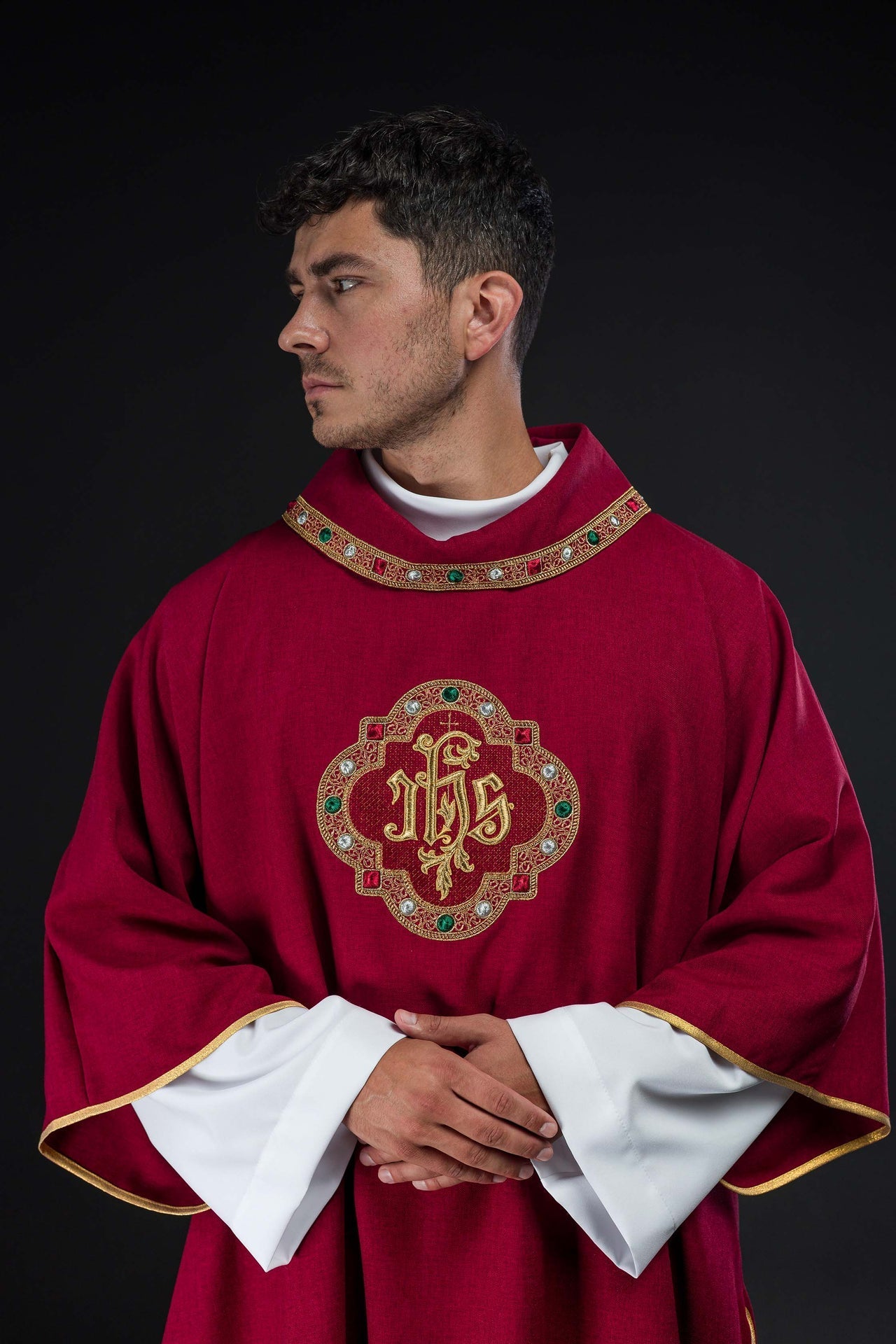 Dalmatyka Liturgiczna IHS Czerwona z Haftowaną Lamówką - Polska Produkcja - SZATYLITURGICZNE.PL