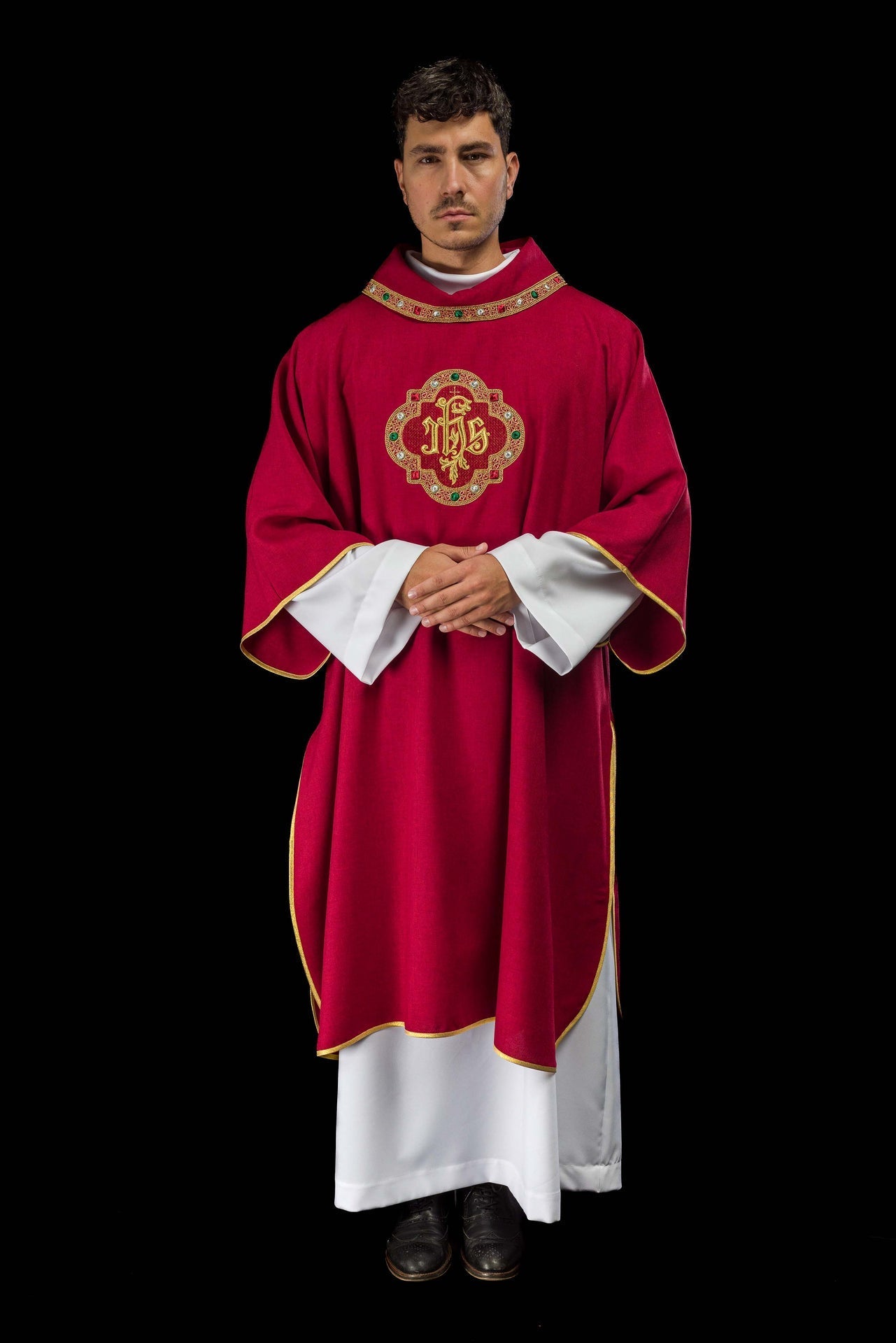 Dalmatyka Liturgiczna IHS Czerwona z Haftowaną Lamówką - Polska Produkcja - SZATYLITURGICZNE.PL