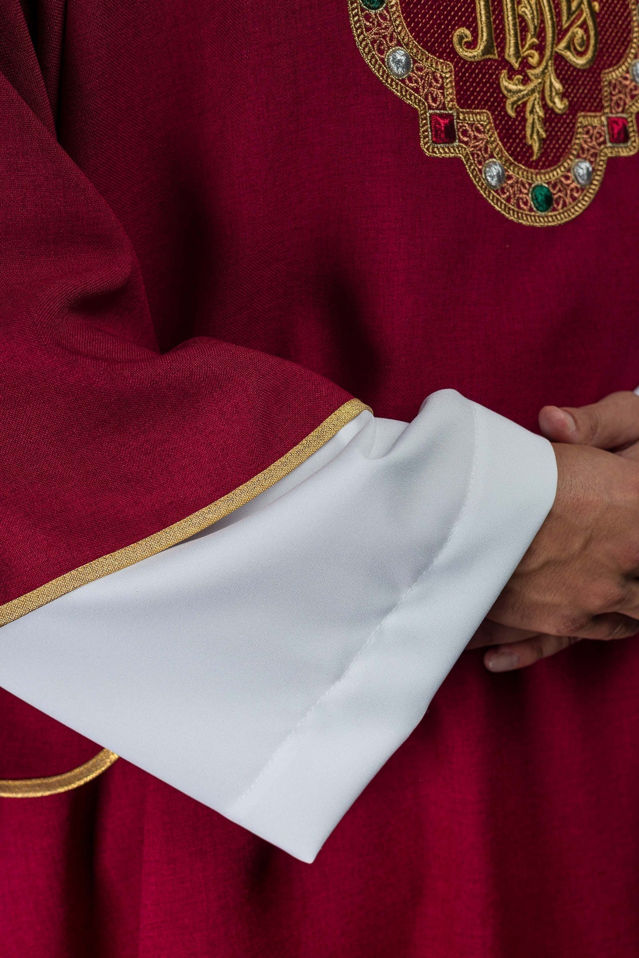 Dalmatyka Liturgiczna IHS Czerwona z Haftowaną Lamówką - Polska Produkcja - SZATYLITURGICZNE.PL