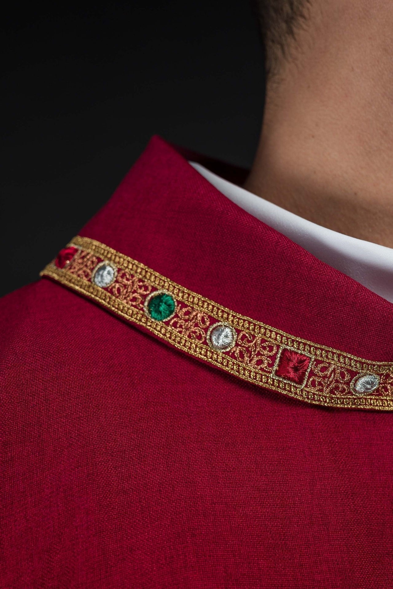 Dalmatyka Liturgiczna IHS Czerwona z Haftowaną Lamówką - Polska Produkcja - SZATYLITURGICZNE.PL