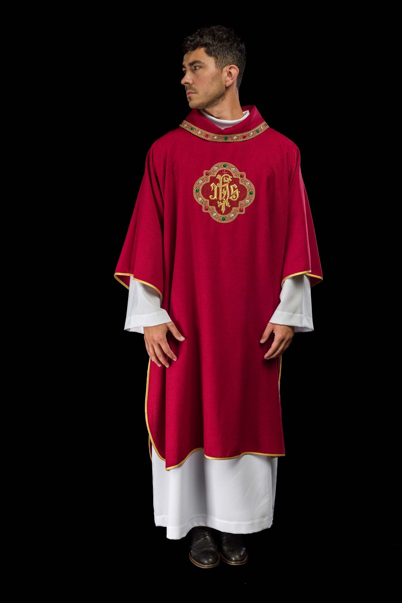 Dalmatyka Liturgiczna IHS Czerwona z Haftowaną Lamówką - Polska Produkcja - SZATYLITURGICZNE.PL
