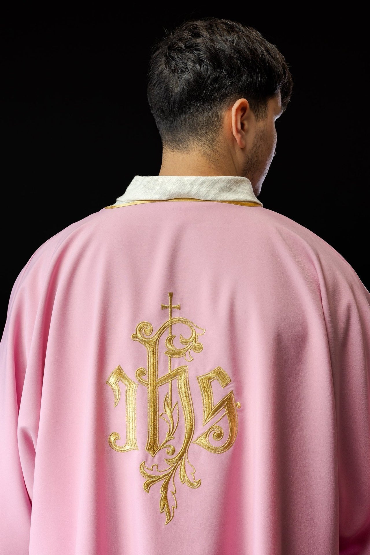 Dalmatyka Liturgiczna Różowa Haft IHS Złota Lamówka - SZATYLITURGICZNE.PL