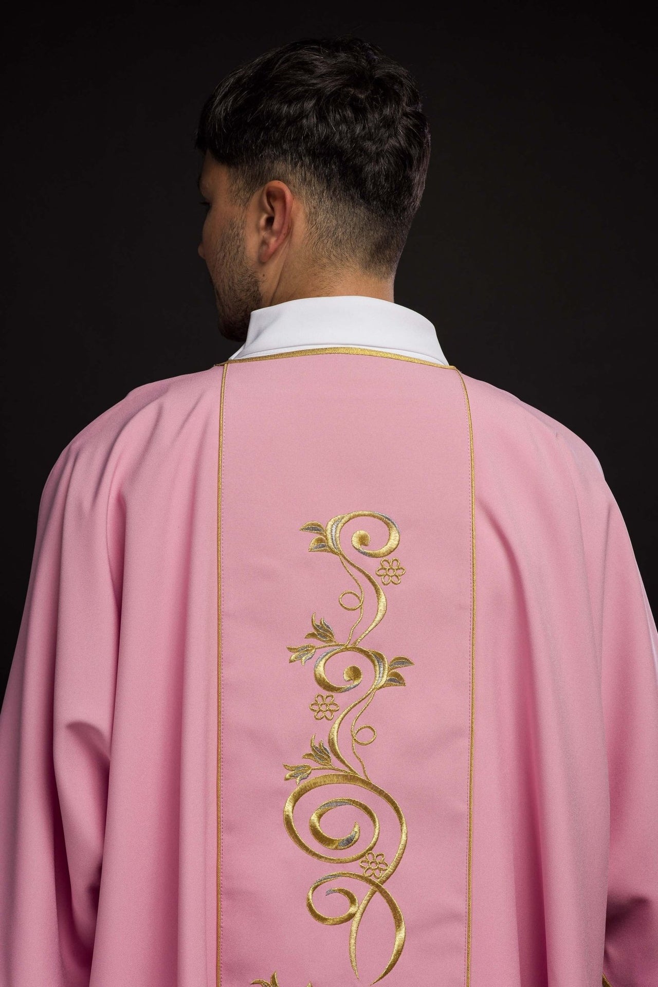 Dalmatyka Liturgiczna Różowa z Haftem IHS - Stuła w Komplecie - SZATYLITURGICZNE.PL