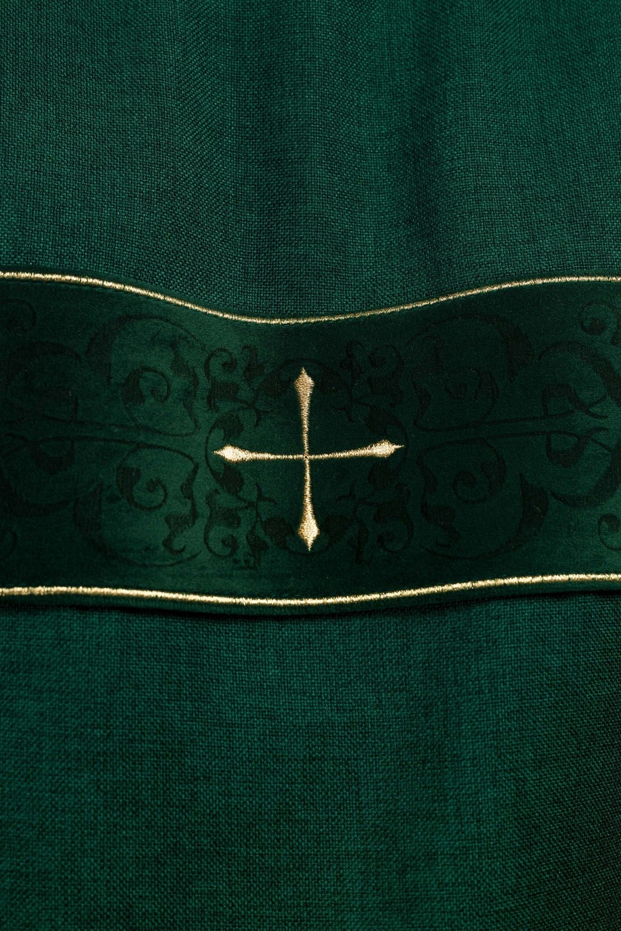 Dalmatyka Liturgiczna Zielona z Aksamitnymi Pasami i Złotym Krzyżem - SZATYLITURGICZNE.PL