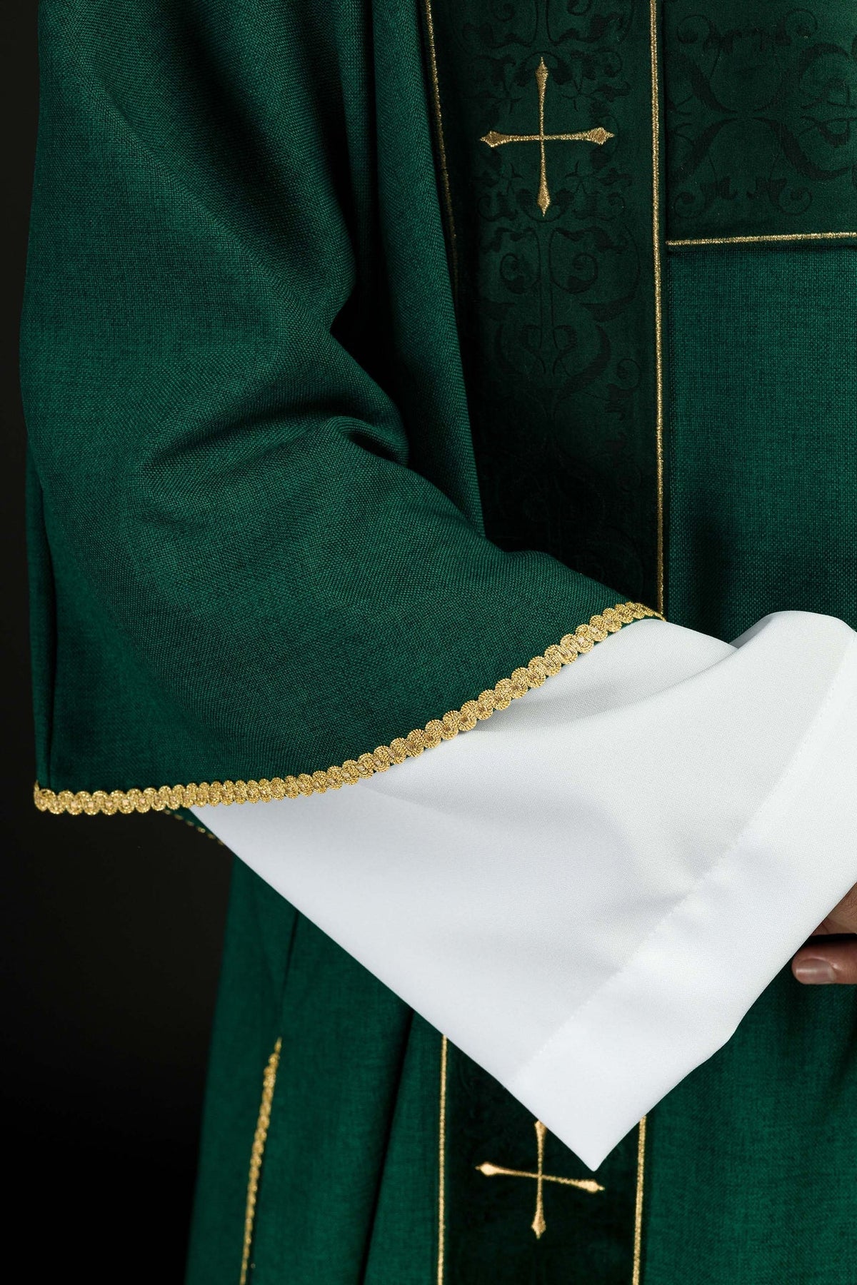 Dalmatyka Liturgiczna Zielona z Aksamitnymi Pasami i Złotym Krzyżem - SZATYLITURGICZNE.PL