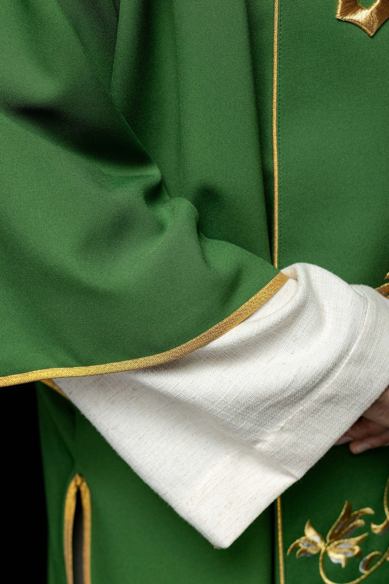 Dalmatyka Liturgiczna Zielona z Haftem IHS - Komplet ze Stułą - SZATYLITURGICZNE.PL