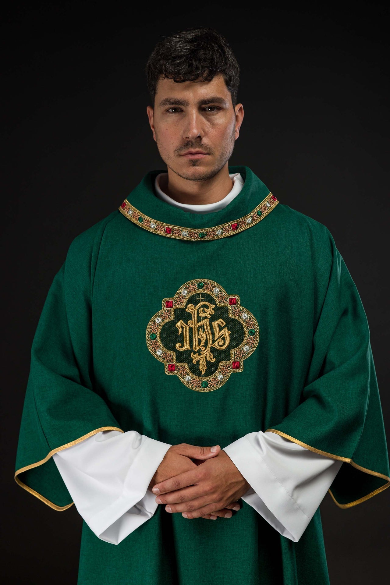 Dalmatyka Liturgiczna Zielona z Haftem IHS - Polska Produkcja - SZATYLITURGICZNE.PL