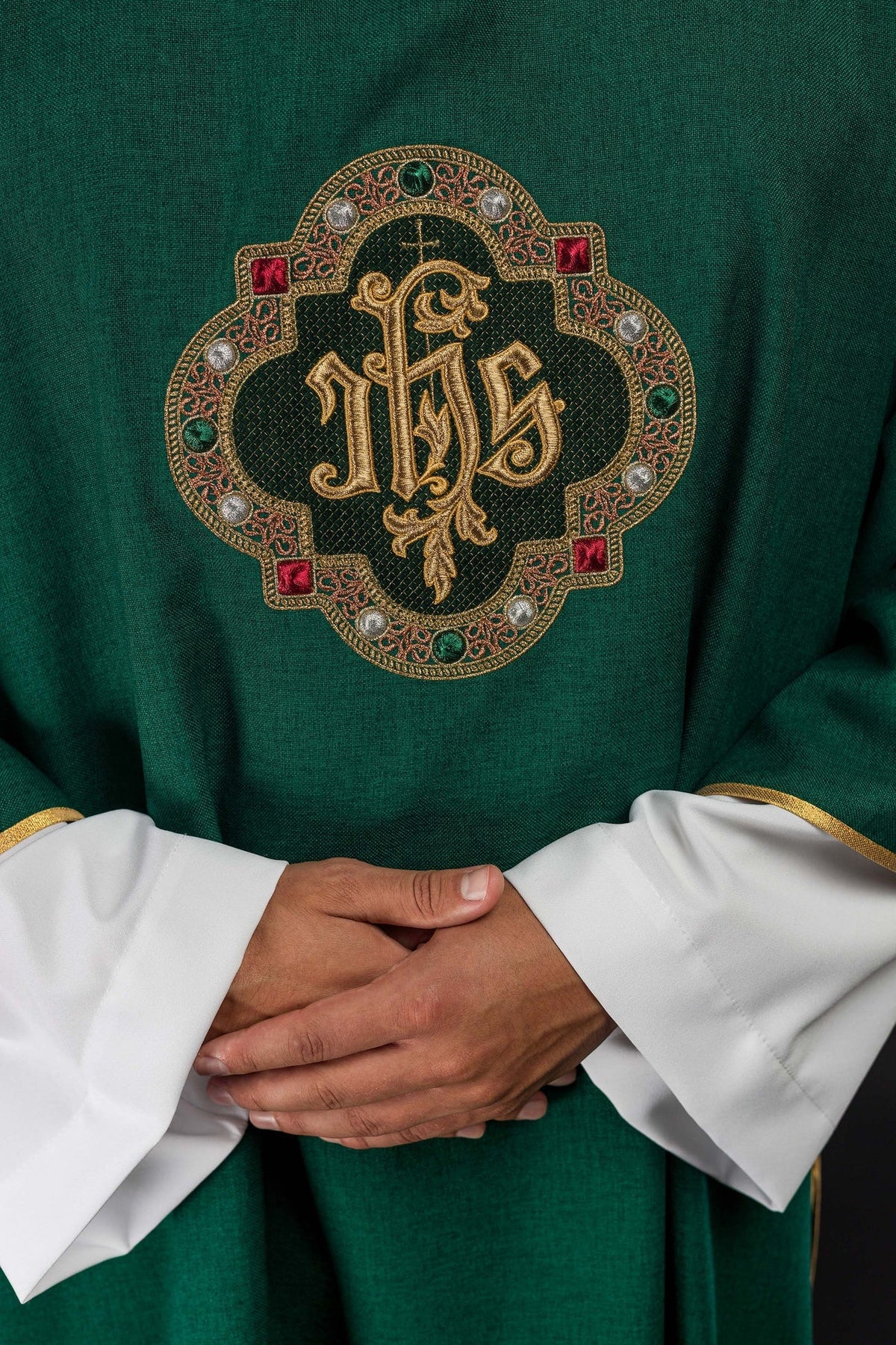 Dalmatyka Liturgiczna Zielona z Haftem IHS - Polska Produkcja - SZATYLITURGICZNE.PL