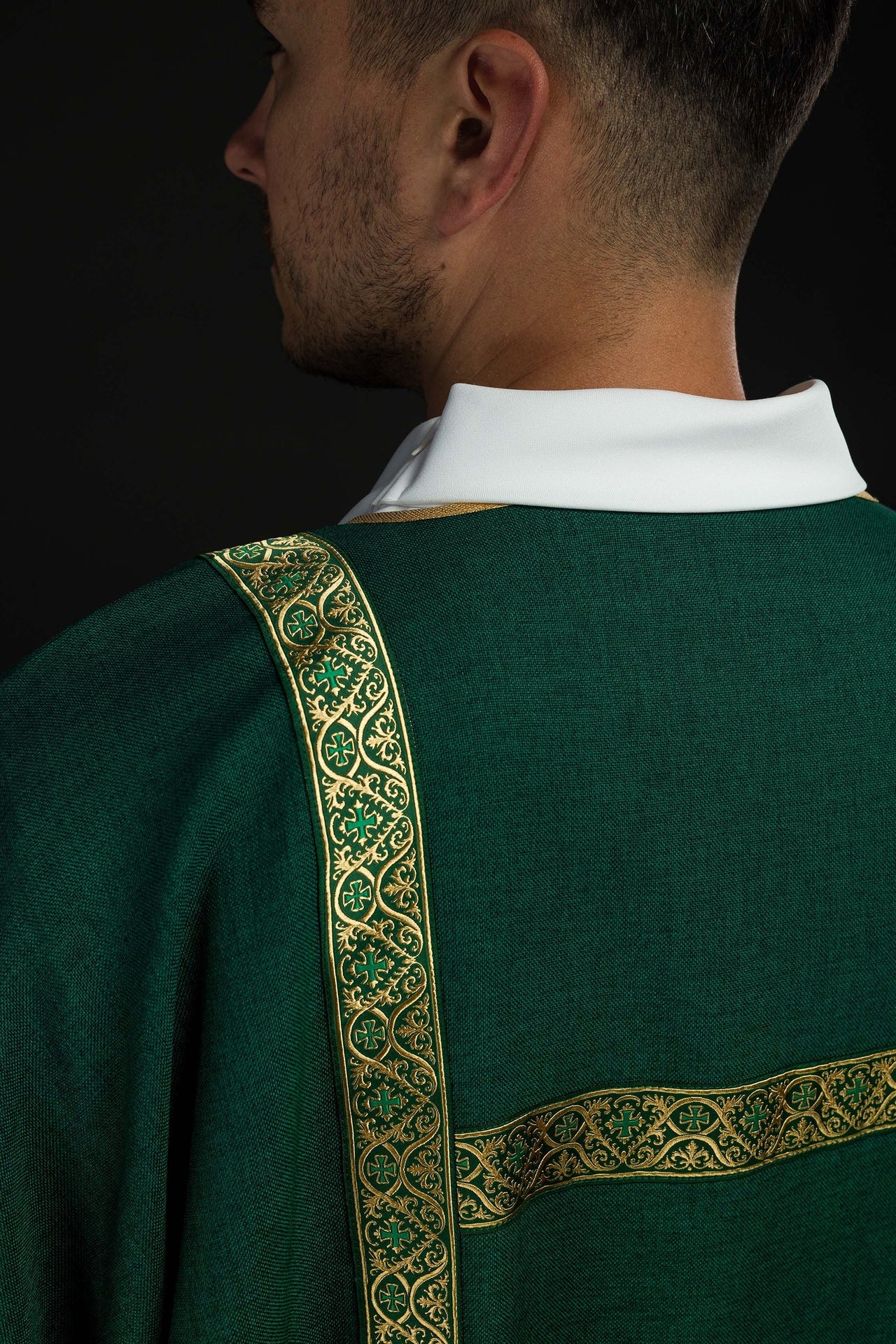 Dalmatyka Liturgiczna Zielona ze Złotą Tasiemką Żakardową - SZATYLITURGICZNE.PL