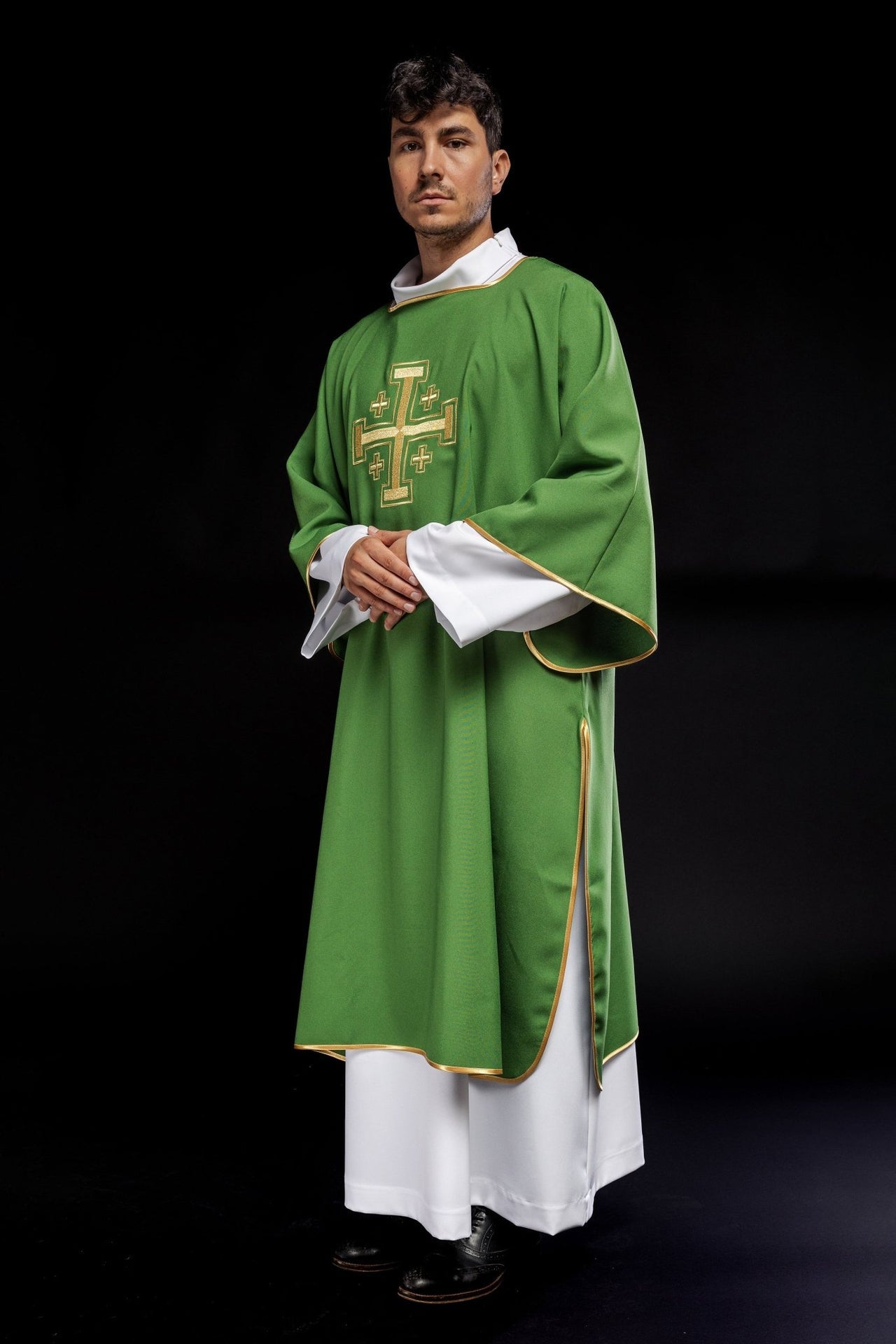 Dalmatyka Liturgiczna Zielona ze Złotym Krzyżem Haftowanym - SZATYLITURGICZNE.PL