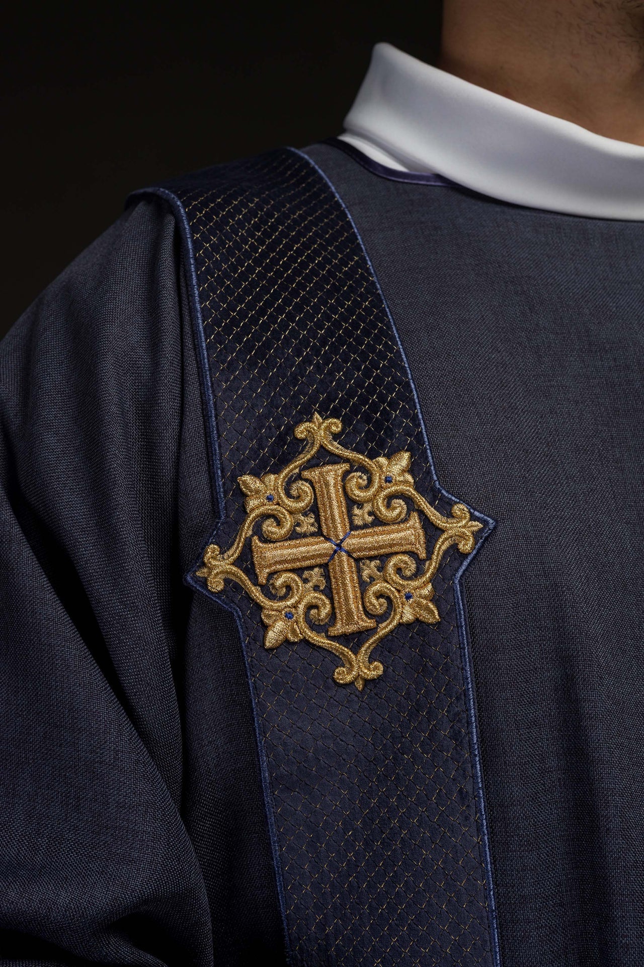 Dalmatyka z aksamitu fioletowa z haftowanym krzyżem - SZATYLITURGICZNE.PL