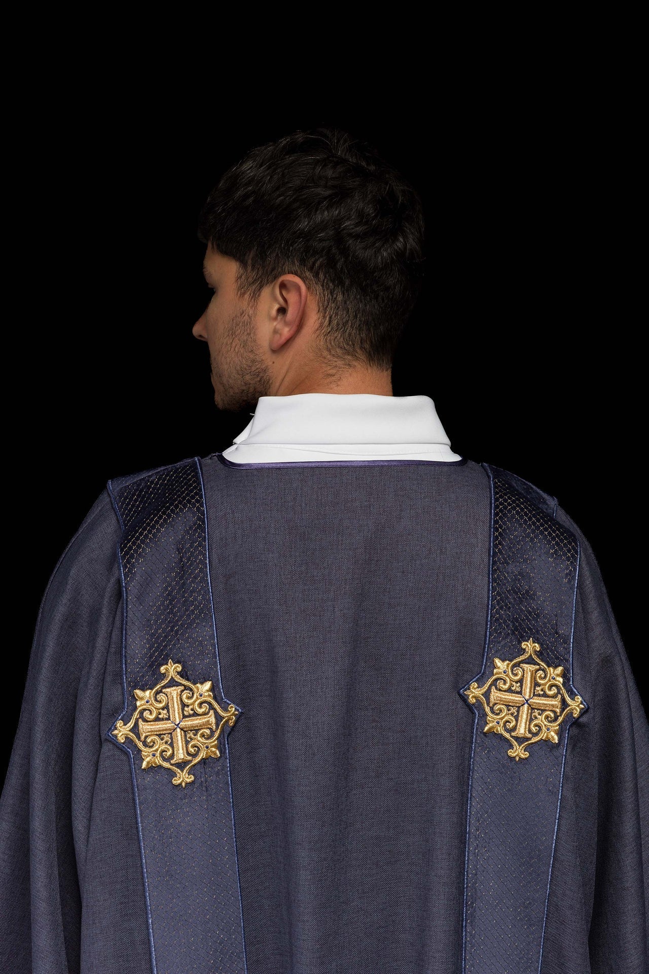 Dalmatyka z aksamitu fioletowa z haftowanym krzyżem - SZATYLITURGICZNE.PL