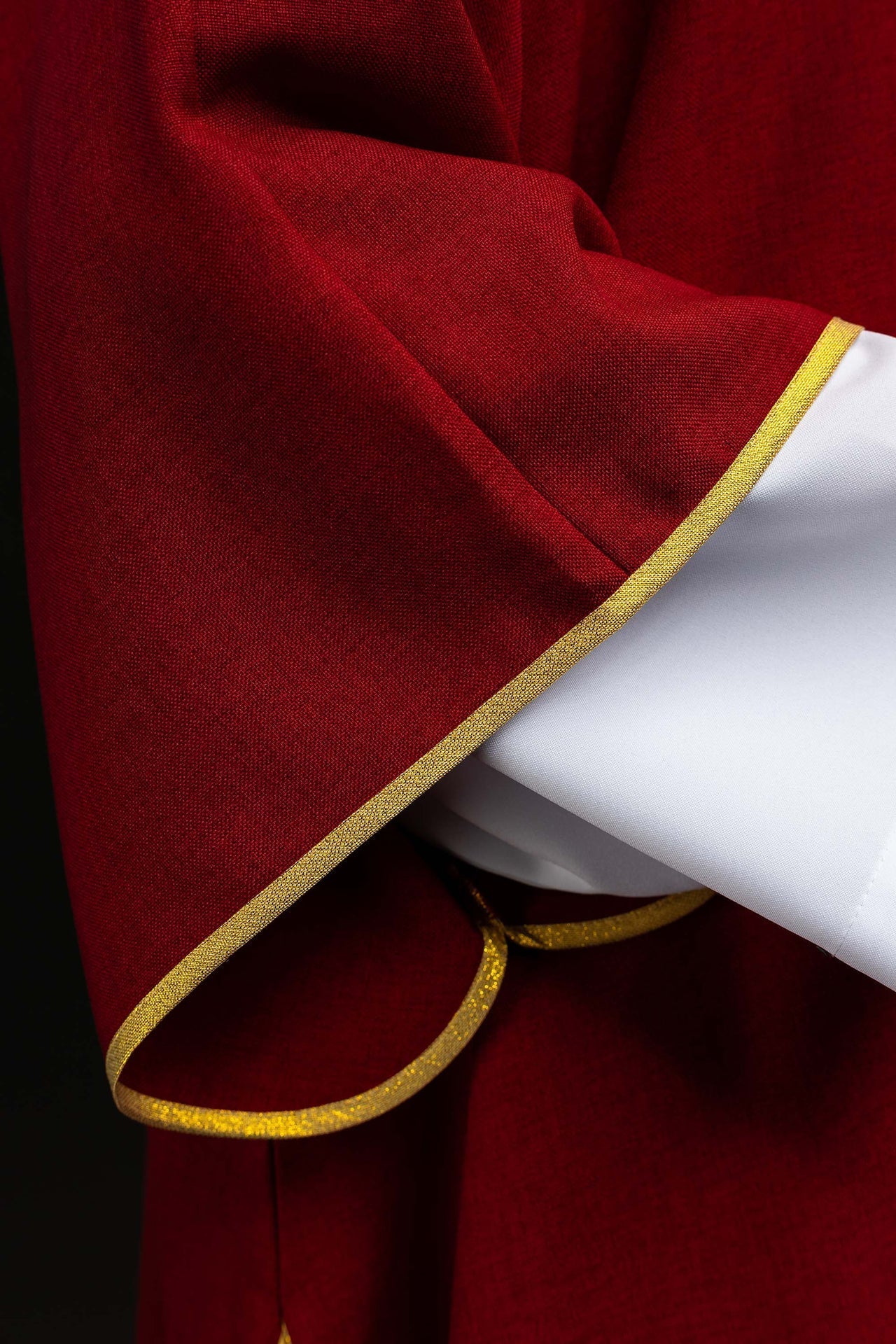 Dalmatyka z haftowanymi krzyżami i kołnierzem czerwona - SZATYLITURGICZNE.PL