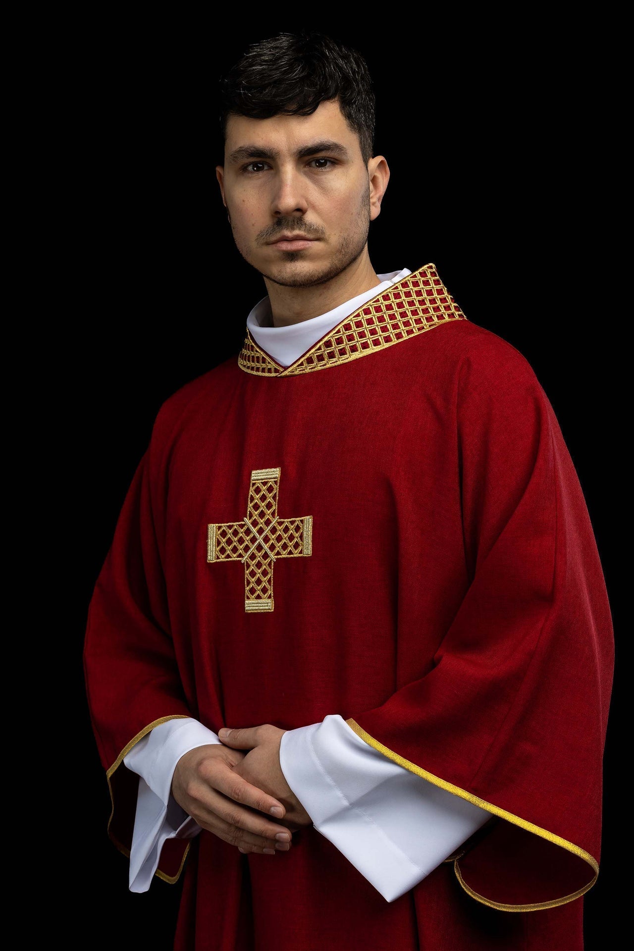 Dalmatyka z haftowanymi krzyżami i kołnierzem czerwona - SZATYLITURGICZNE.PL