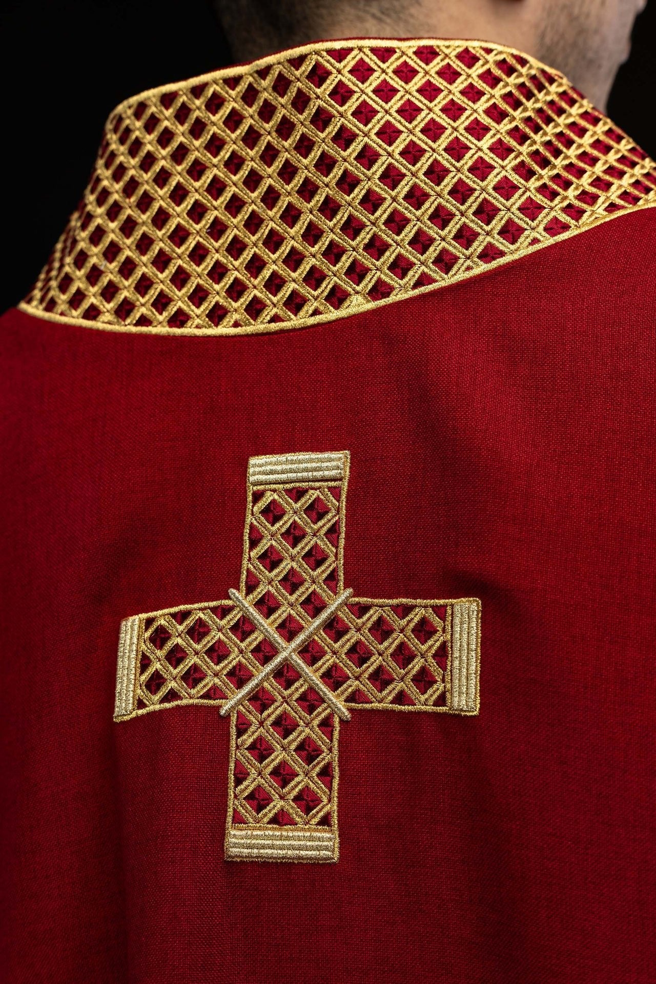 Dalmatyka z haftowanymi krzyżami i kołnierzem czerwona - SZATYLITURGICZNE.PL