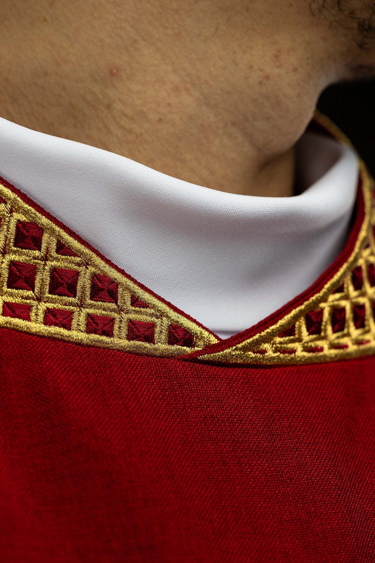 Dalmatyka z haftowanymi krzyżami i kołnierzem czerwona - SZATYLITURGICZNE.PL