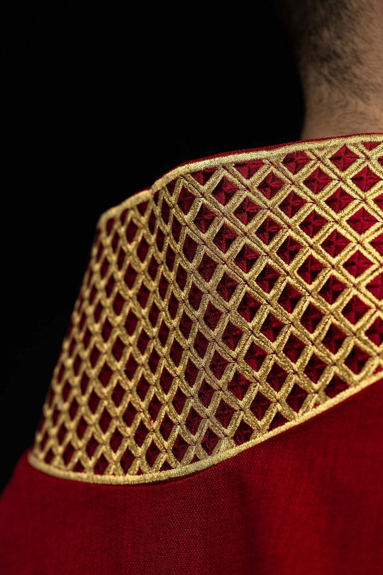 Dalmatyka z haftowanymi krzyżami i kołnierzem czerwona - SZATYLITURGICZNE.PL