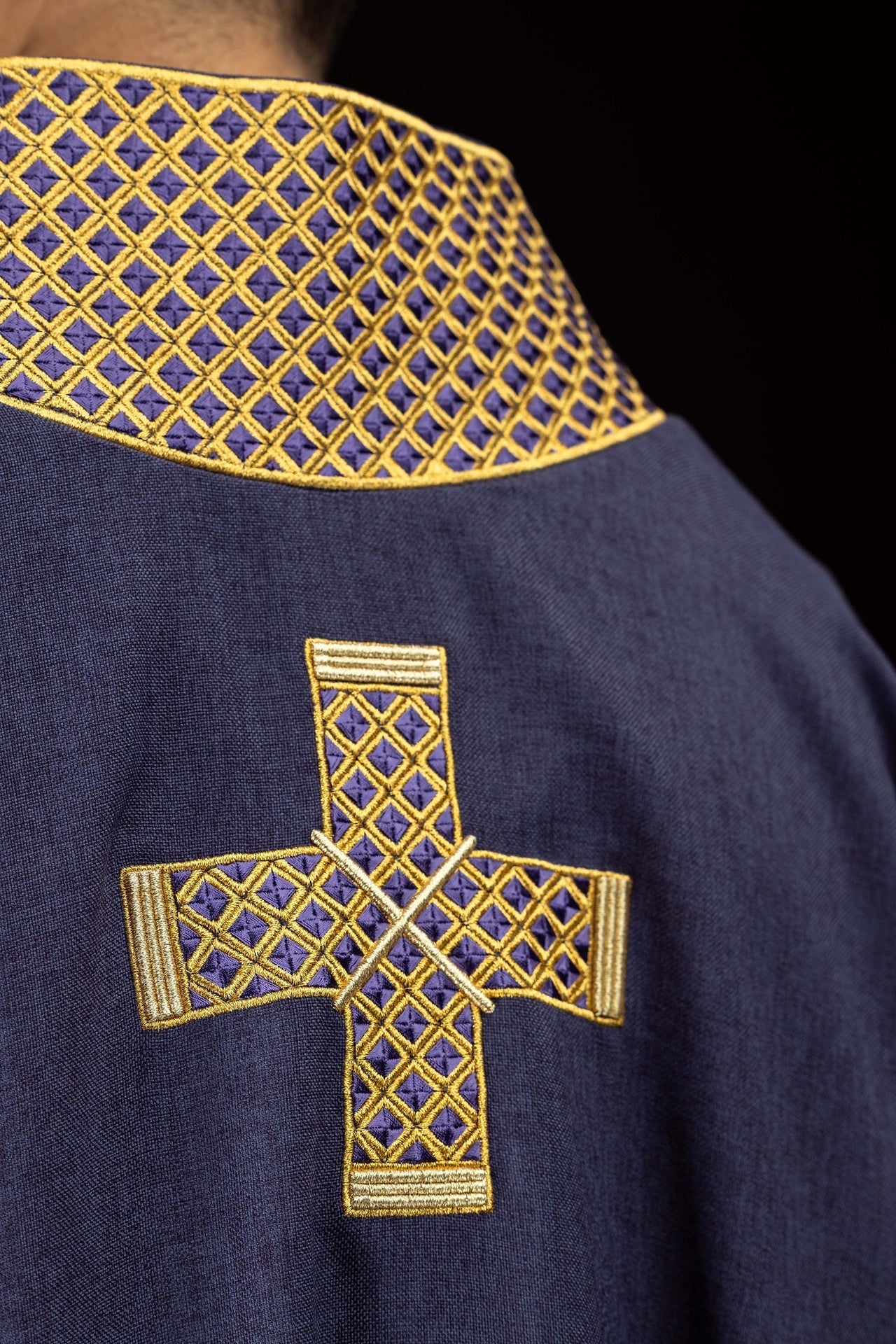 Dalmatyka z haftowanymi krzyżami i kołnierzem fioletowa - SZATYLITURGICZNE.PL