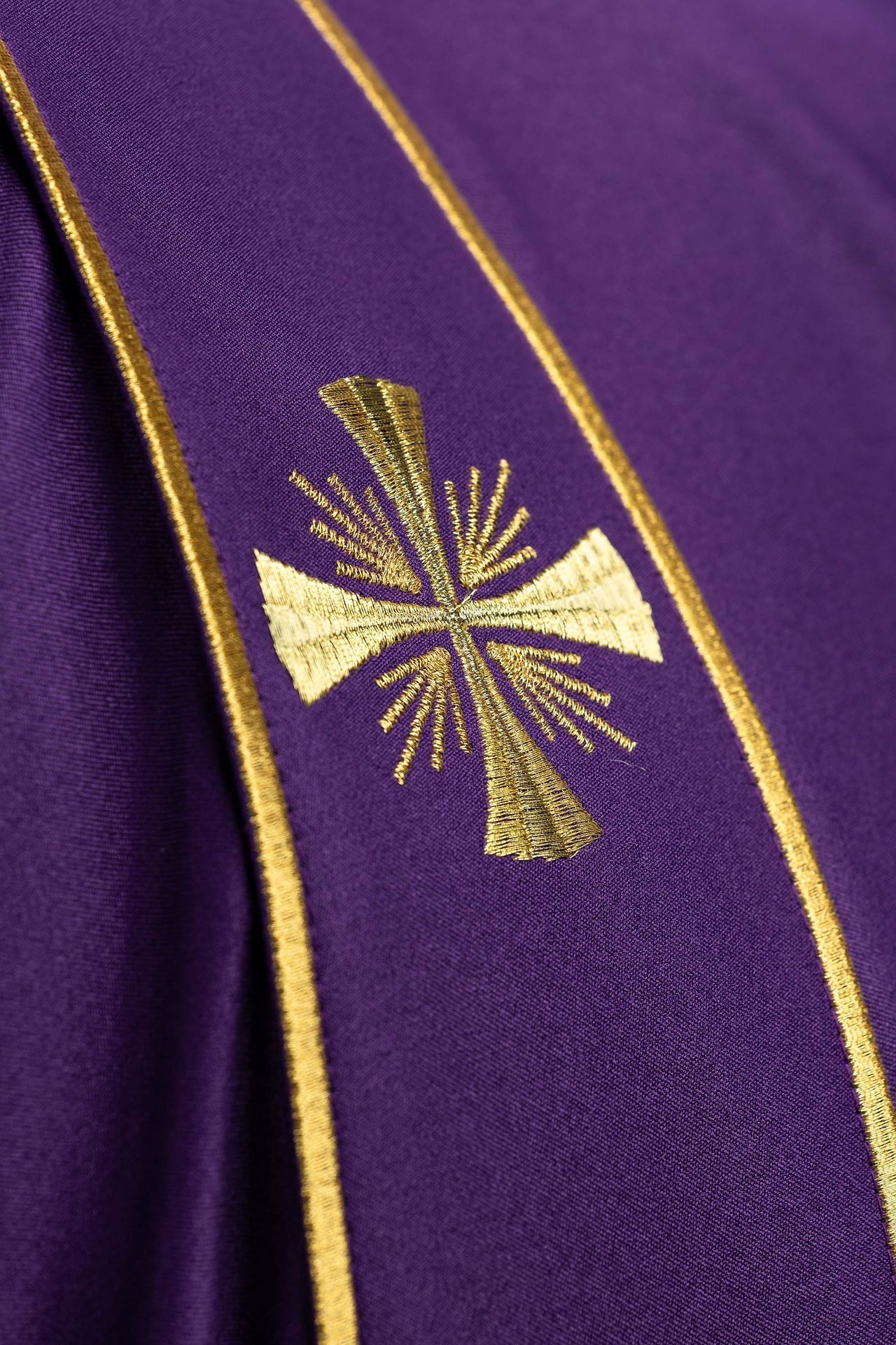 Dalmatyka z pasami i haftowanymi złotymi krzyżami fioletowa - SZATYLITURGICZNE.PL