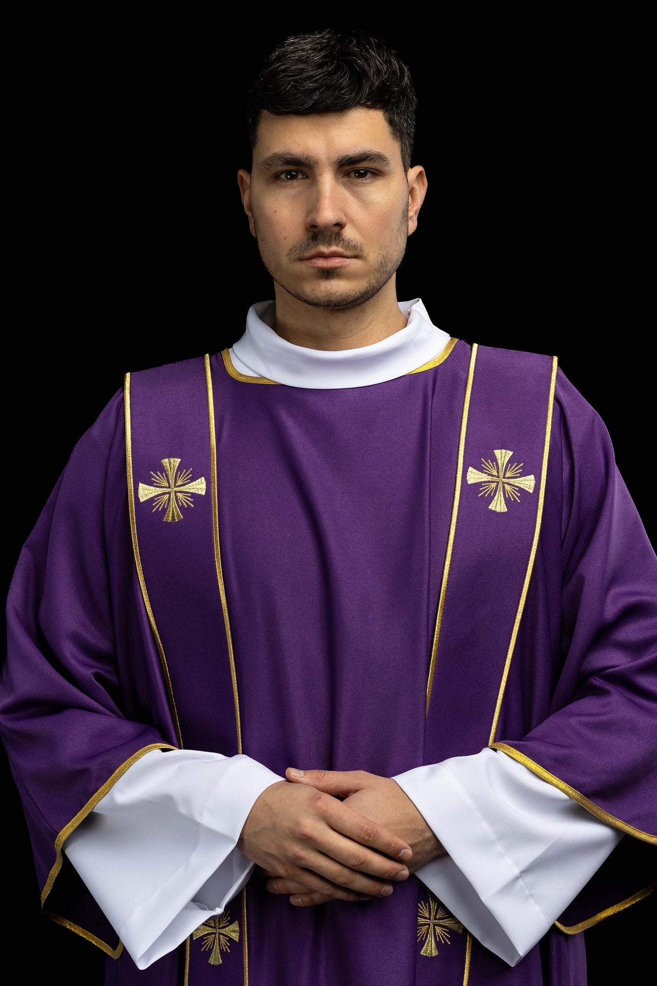 Dalmatyka z pasami i haftowanymi złotymi krzyżami fioletowa - SZATYLITURGICZNE.PL