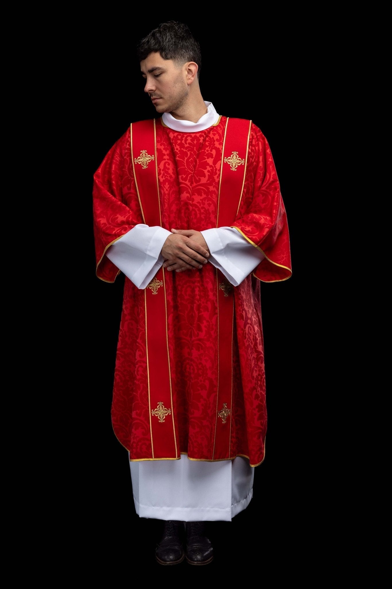 Dalmatyka z pasami i haftowanymi złotymi krzyżami na żakardzie czerwona - SZATYLITURGICZNE.PL