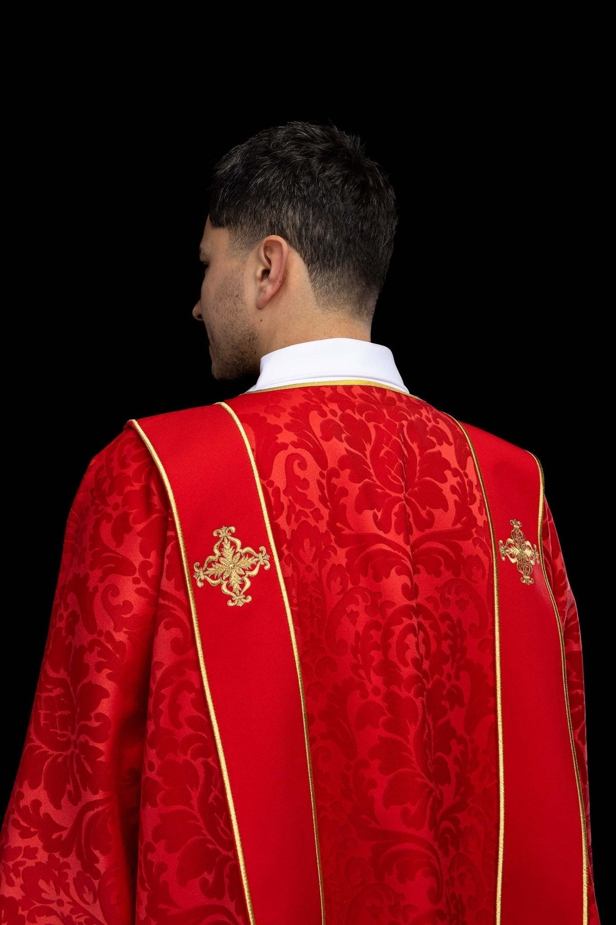 Dalmatyka z pasami i haftowanymi złotymi krzyżami na żakardzie czerwona - SZATYLITURGICZNE.PL