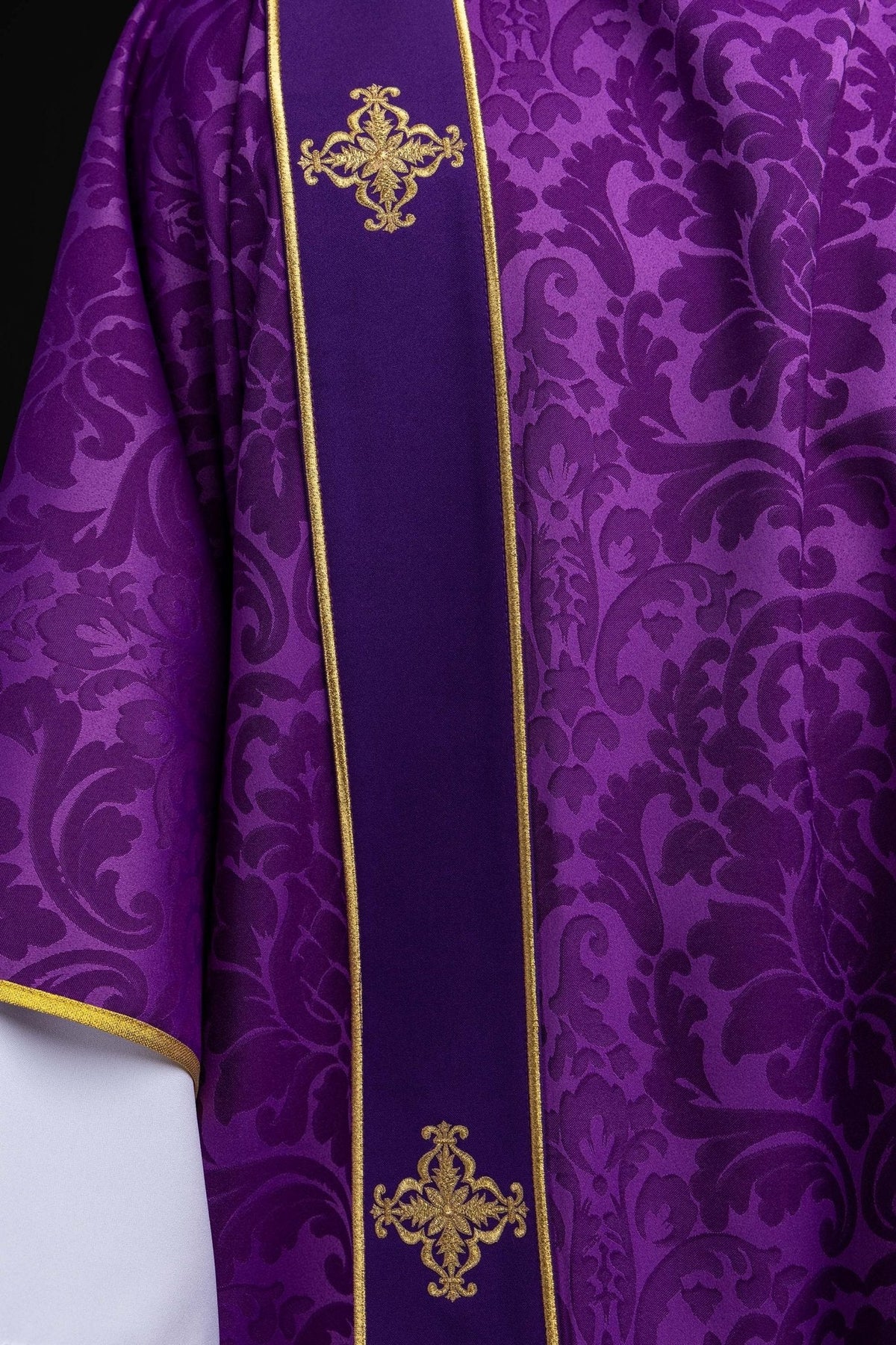 Dalmatyka z pasami i haftowanymi złotymi krzyżami na żakardzie fioletowa - SZATYLITURGICZNE.PL