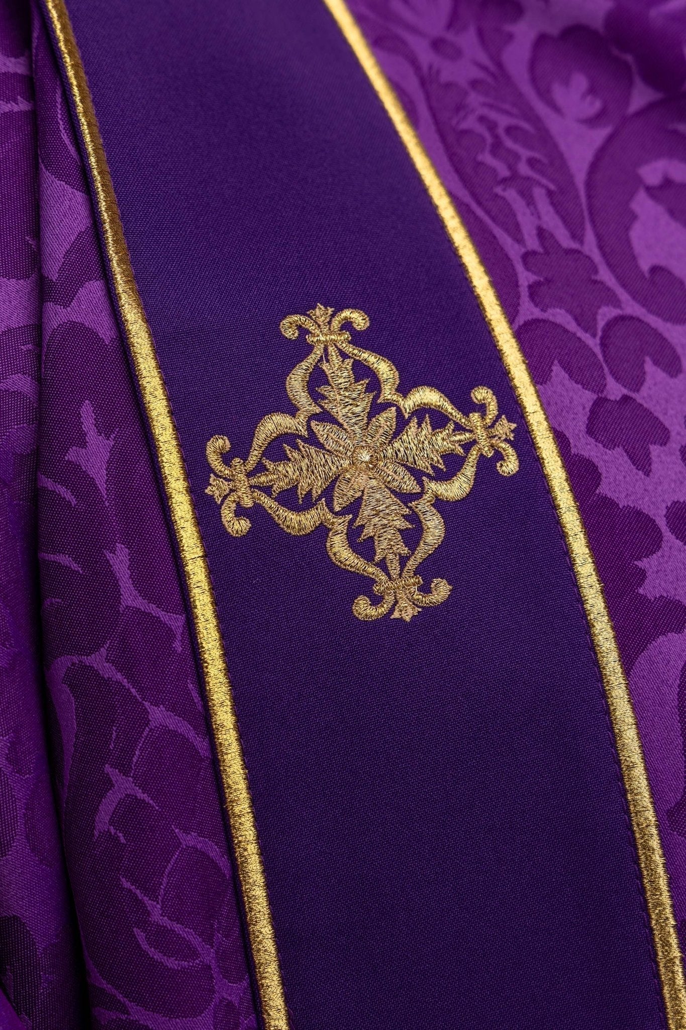Dalmatyka z pasami i haftowanymi złotymi krzyżami na żakardzie fioletowa - SZATYLITURGICZNE.PL