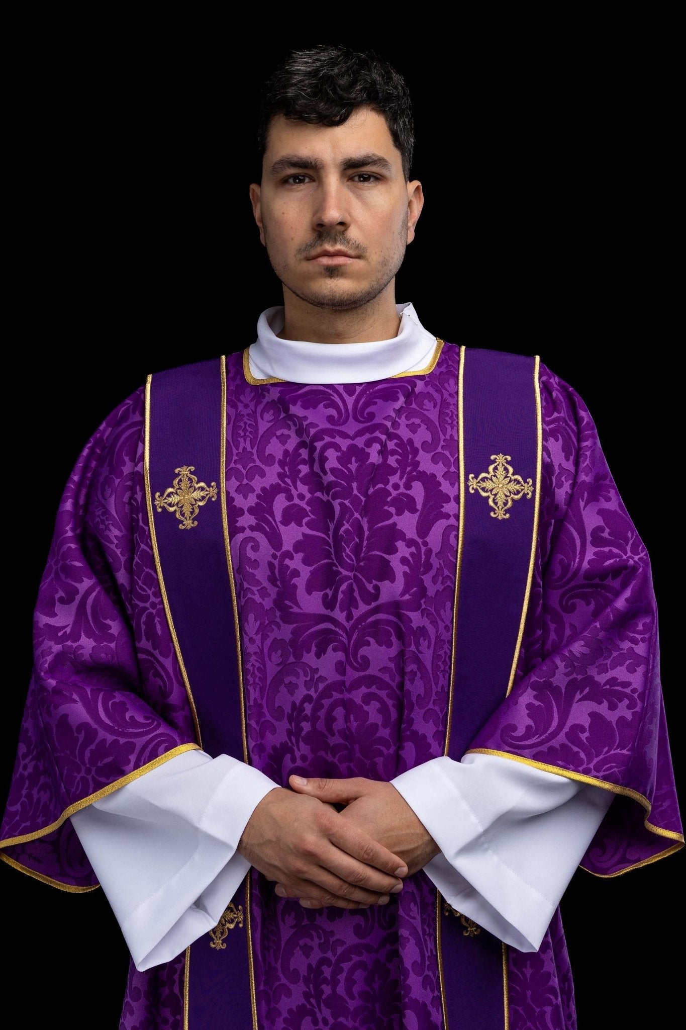 Dalmatyka z pasami i haftowanymi złotymi krzyżami na żakardzie fioletowa - SZATYLITURGICZNE.PL
