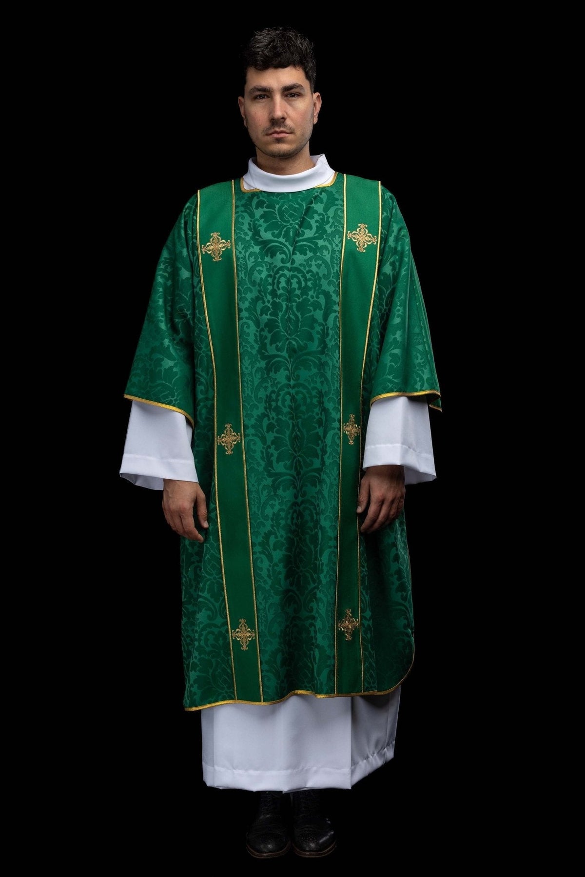 Dalmatyka z pasami i haftowanymi złotymi krzyżami na żakardzie zielona - SZATYLITURGICZNE.PL