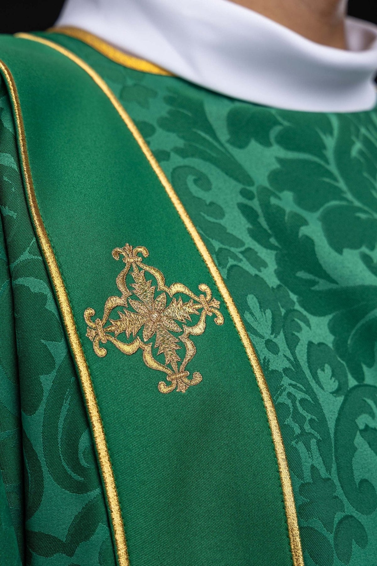 Dalmatyka z pasami i haftowanymi złotymi krzyżami na żakardzie zielona - SZATYLITURGICZNE.PL