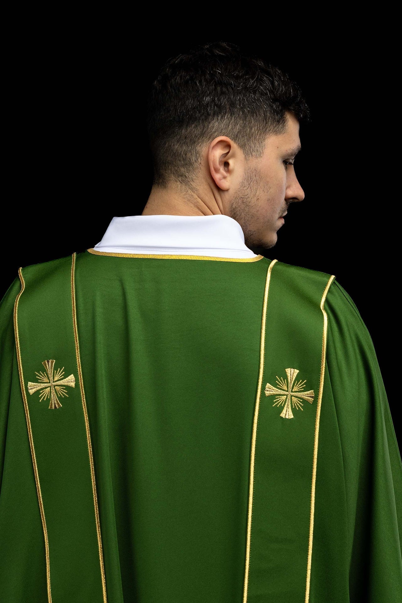 Dalmatyka z pasami i haftowanymi złotymi krzyżami zielona - SZATYLITURGICZNE.PL