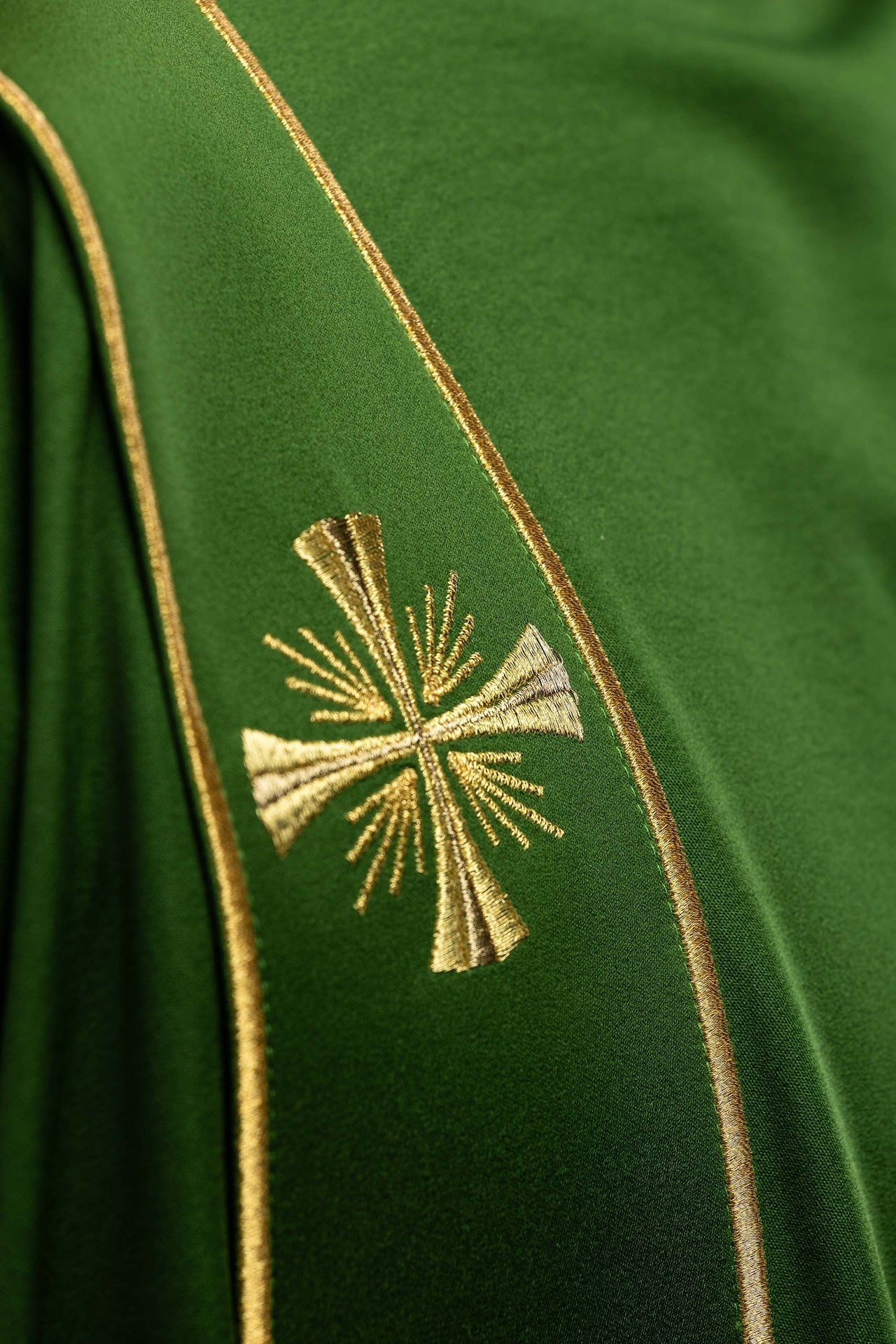 Dalmatyka z pasami i haftowanymi złotymi krzyżami zielona - SZATYLITURGICZNE.PL