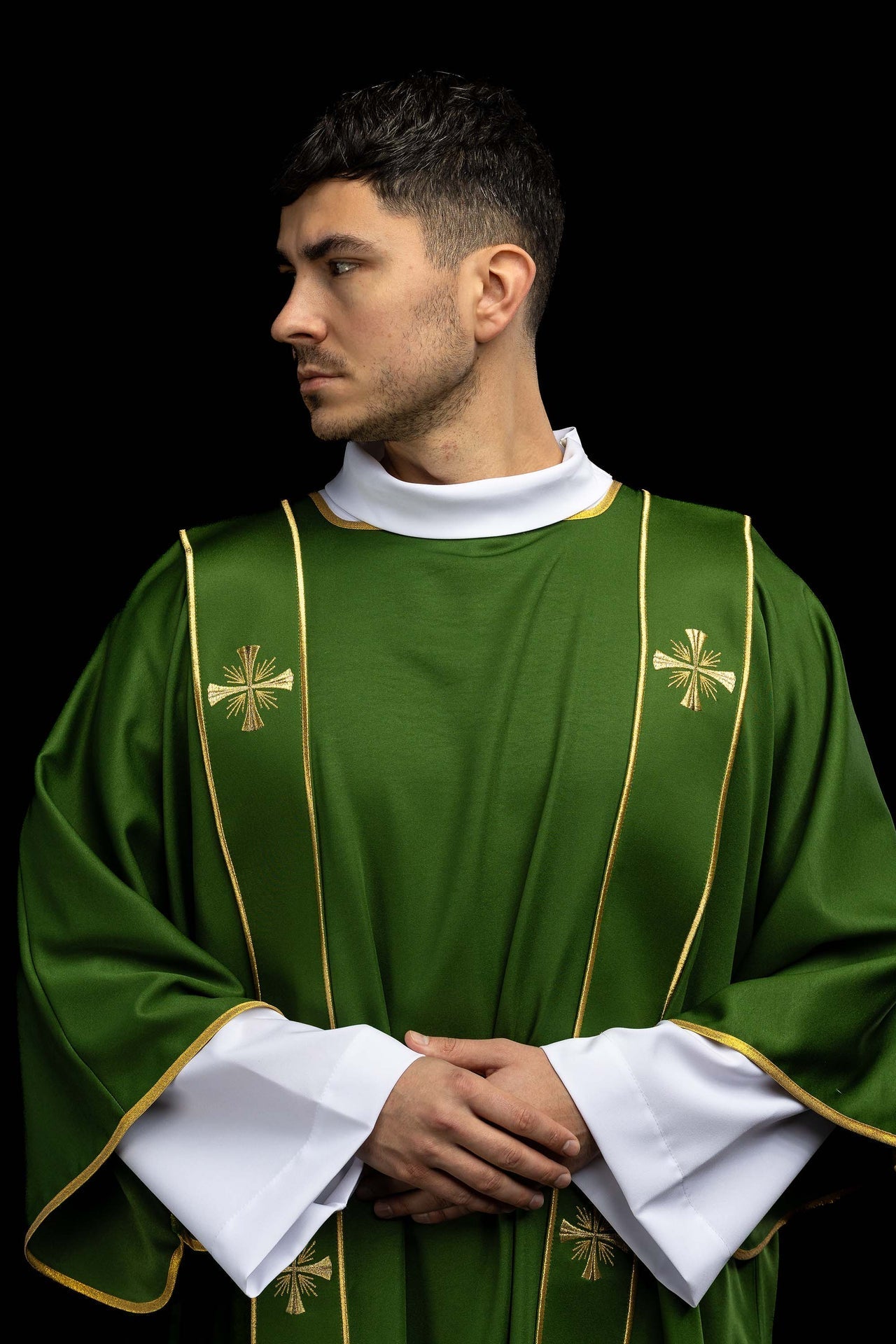 Dalmatyka z pasami i haftowanymi złotymi krzyżami zielona - SZATYLITURGICZNE.PL