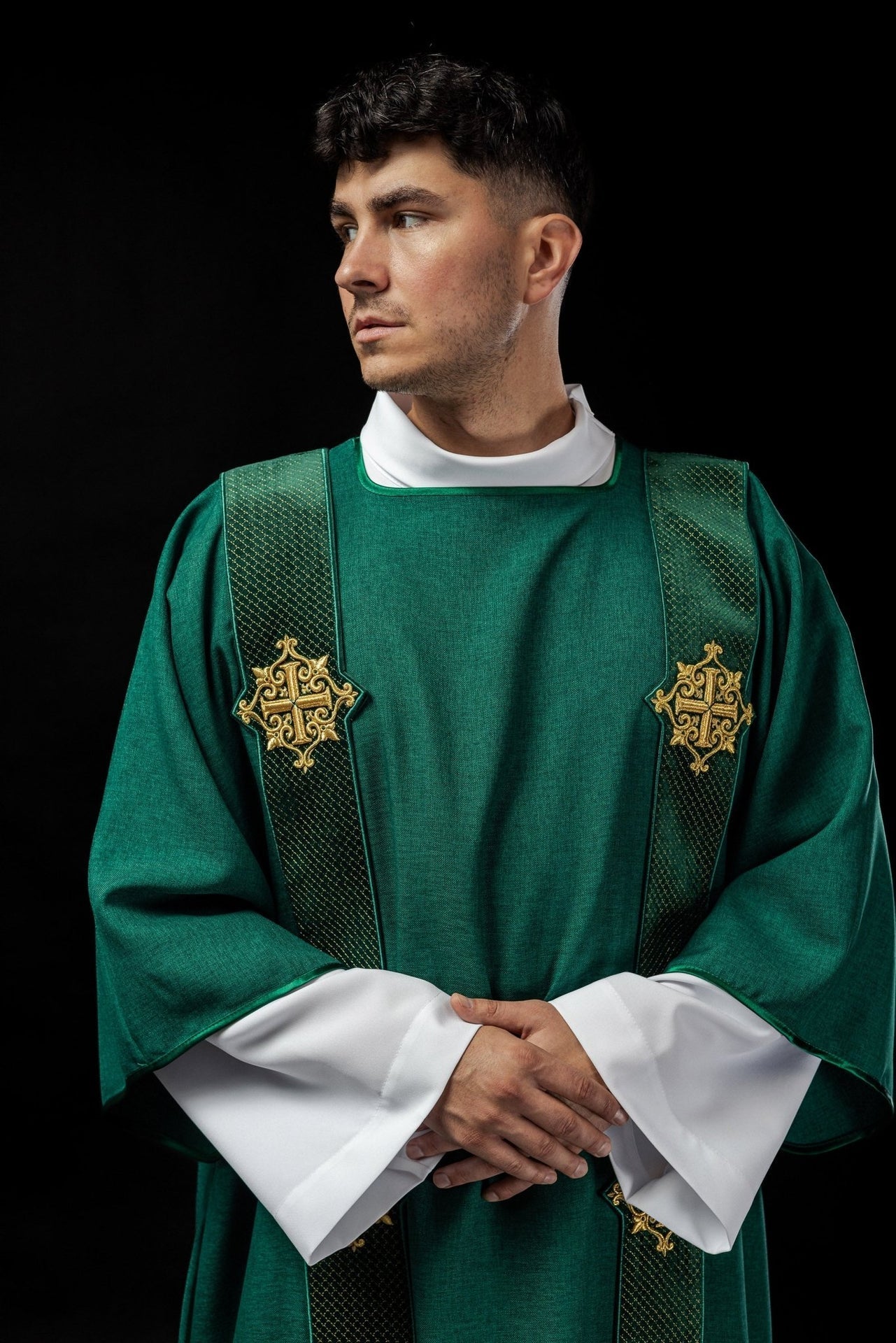 Dalmatyka z pasami na aksamicie z symbolami krzyża - Zielona - SZATYLITURGICZNE.PL