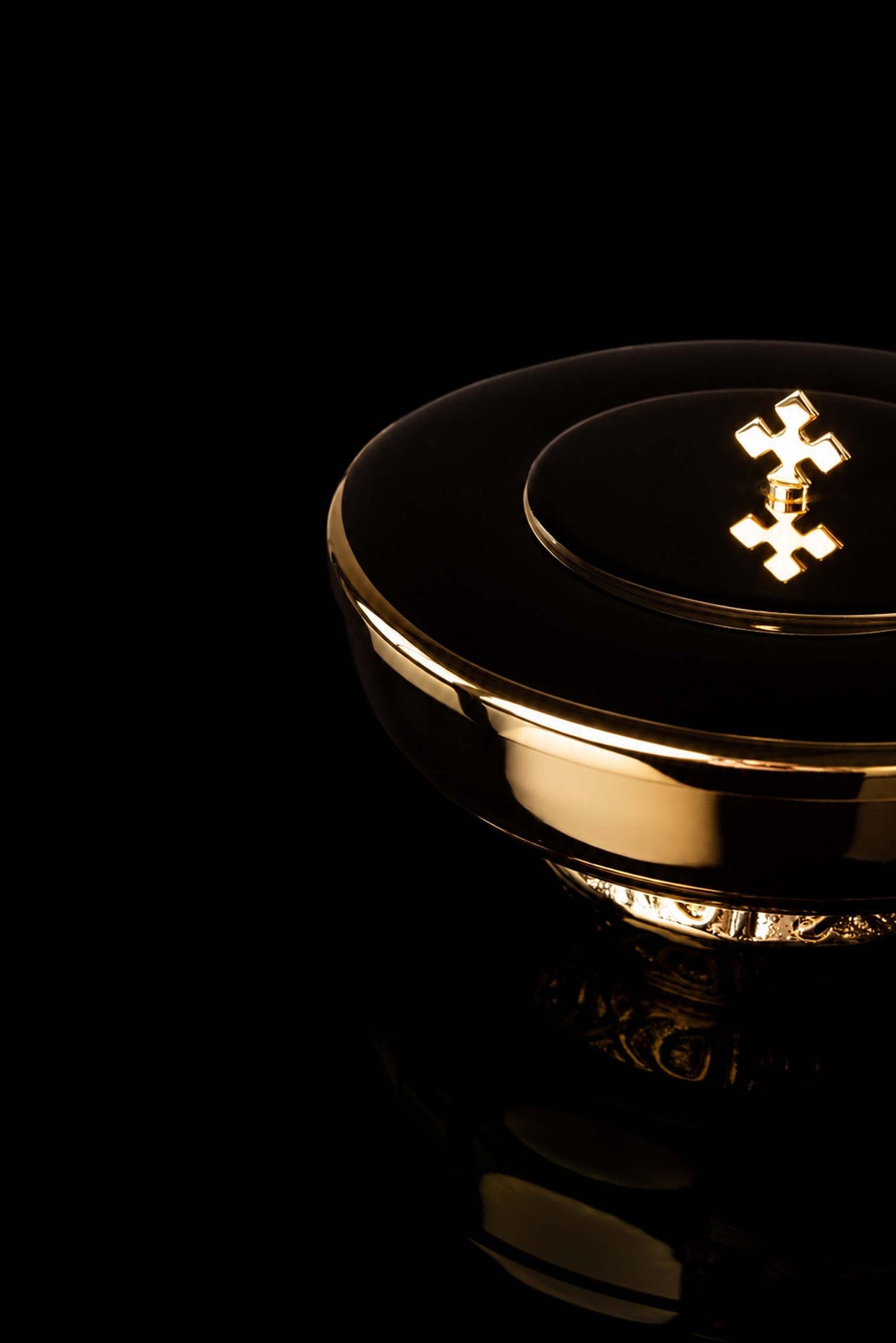 Złota puszka liturgiczna z ozdobnym nodusem i krzyżem, widok z góry