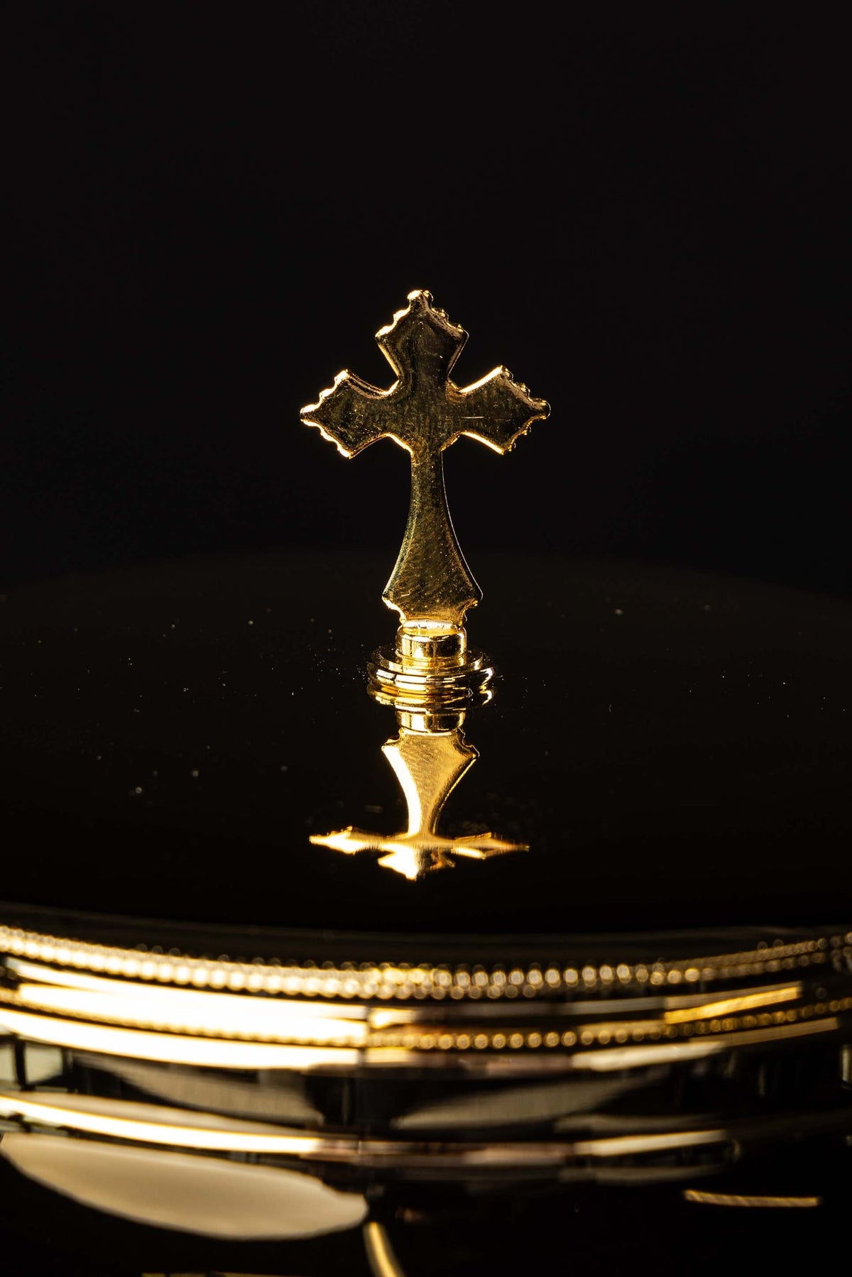 Złota puszka liturgiczna z krzyżem na pokrywie, zbliżenie