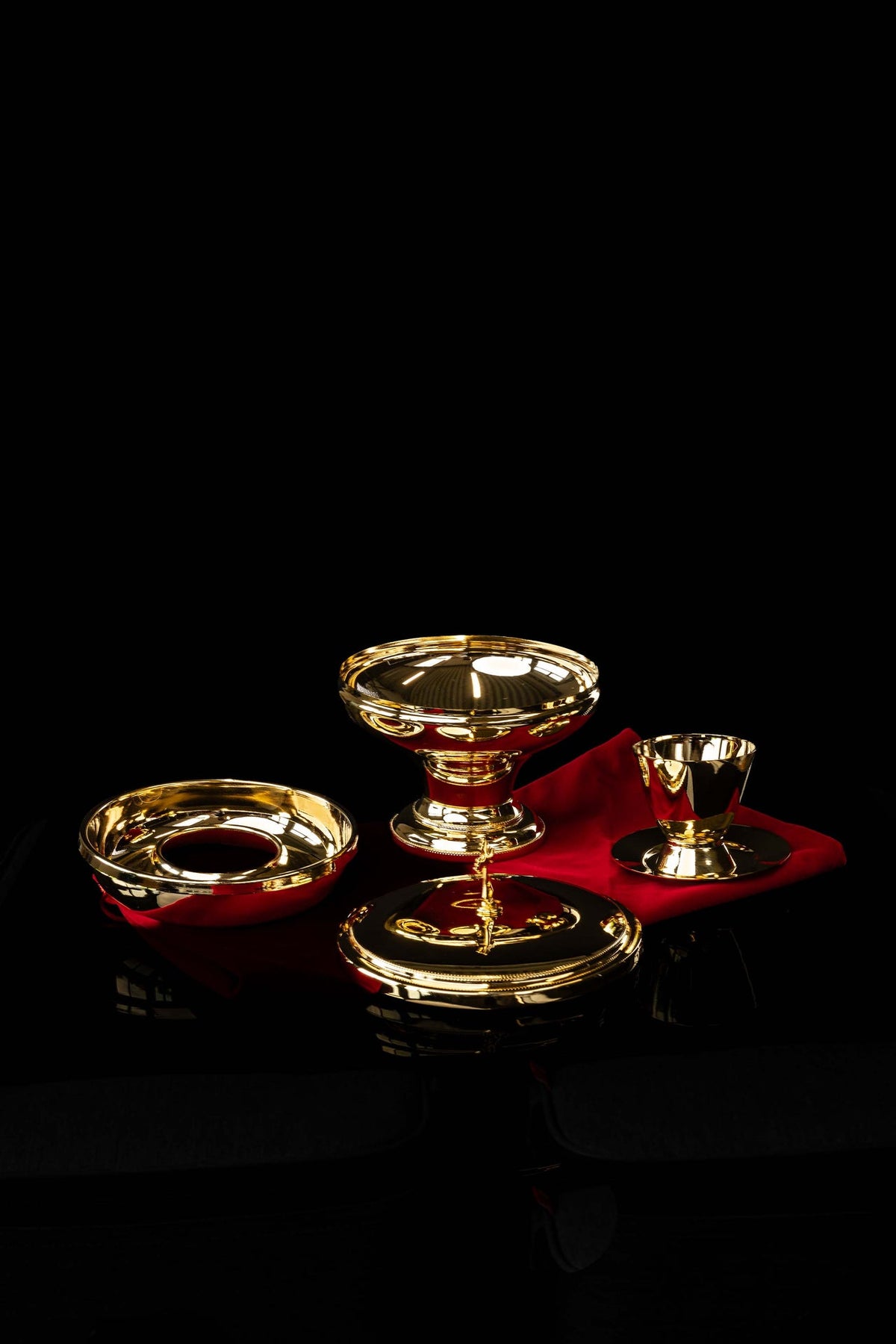 Złota puszka liturgiczna z krzyżem, zbliżenie podstawy