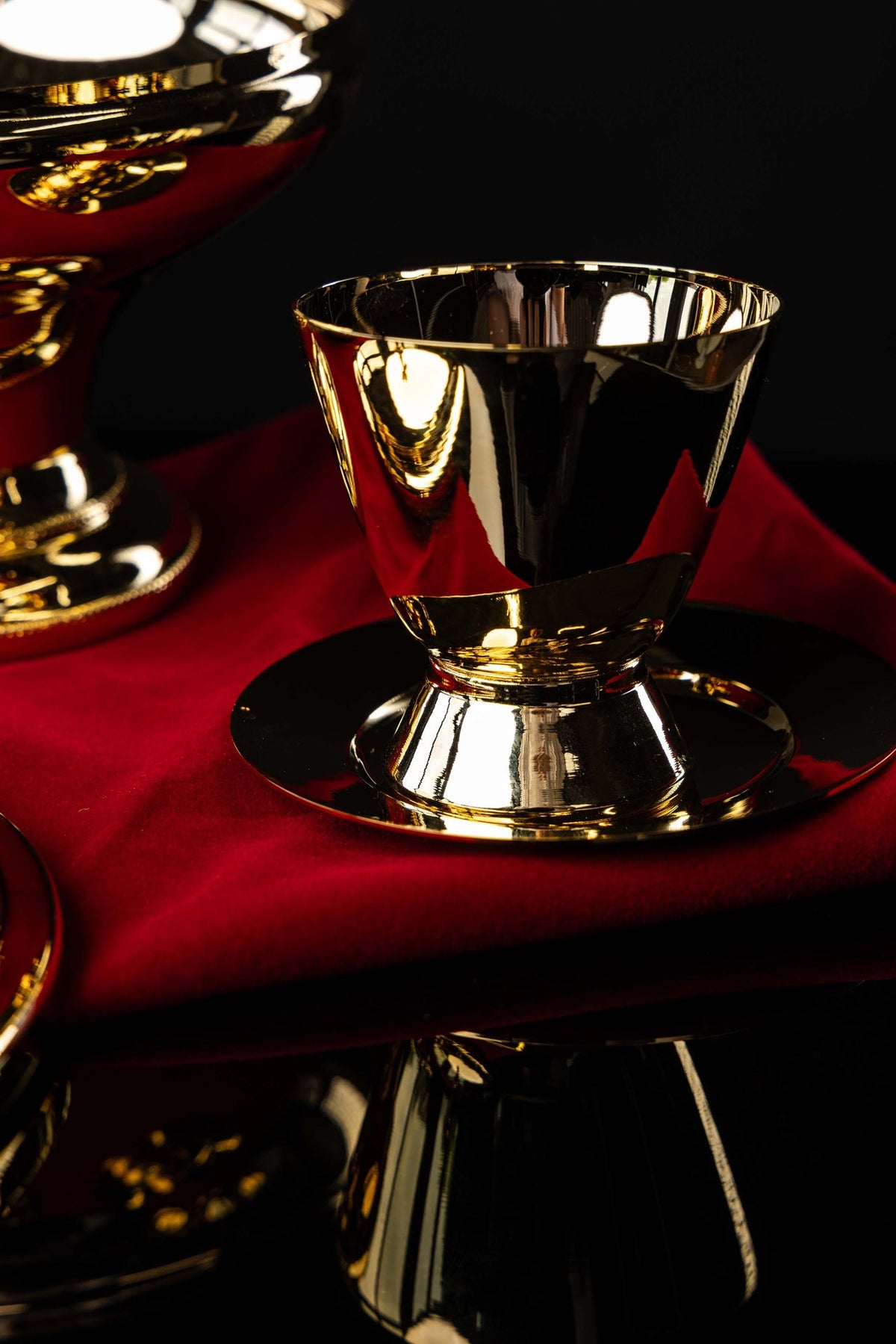 Złoty kielich z pateną z zestawu puszki liturgicznej, zbliżenie