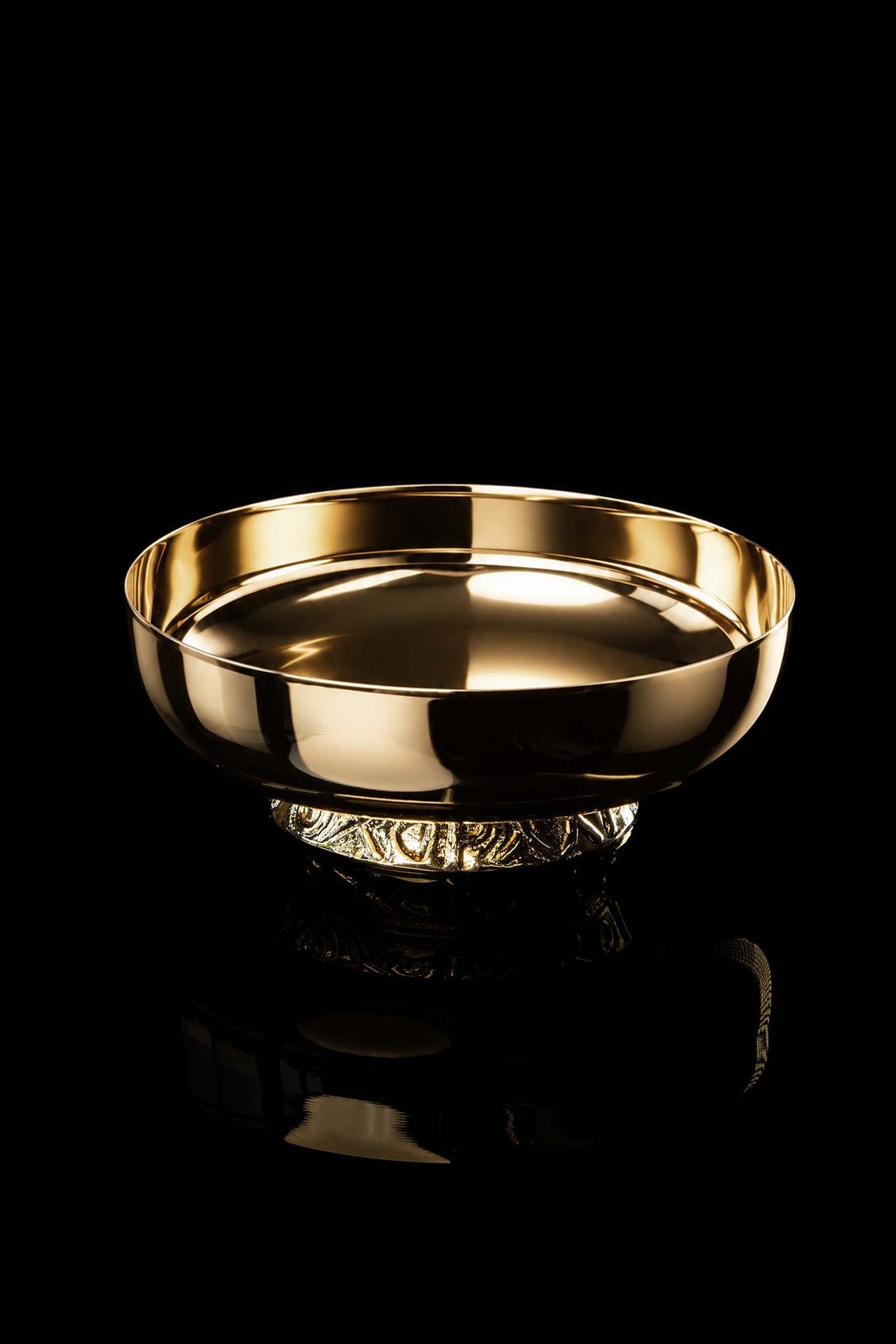 Złota patena liturgiczna do koncelebry z ornamentowaną stopką, widok z przodu