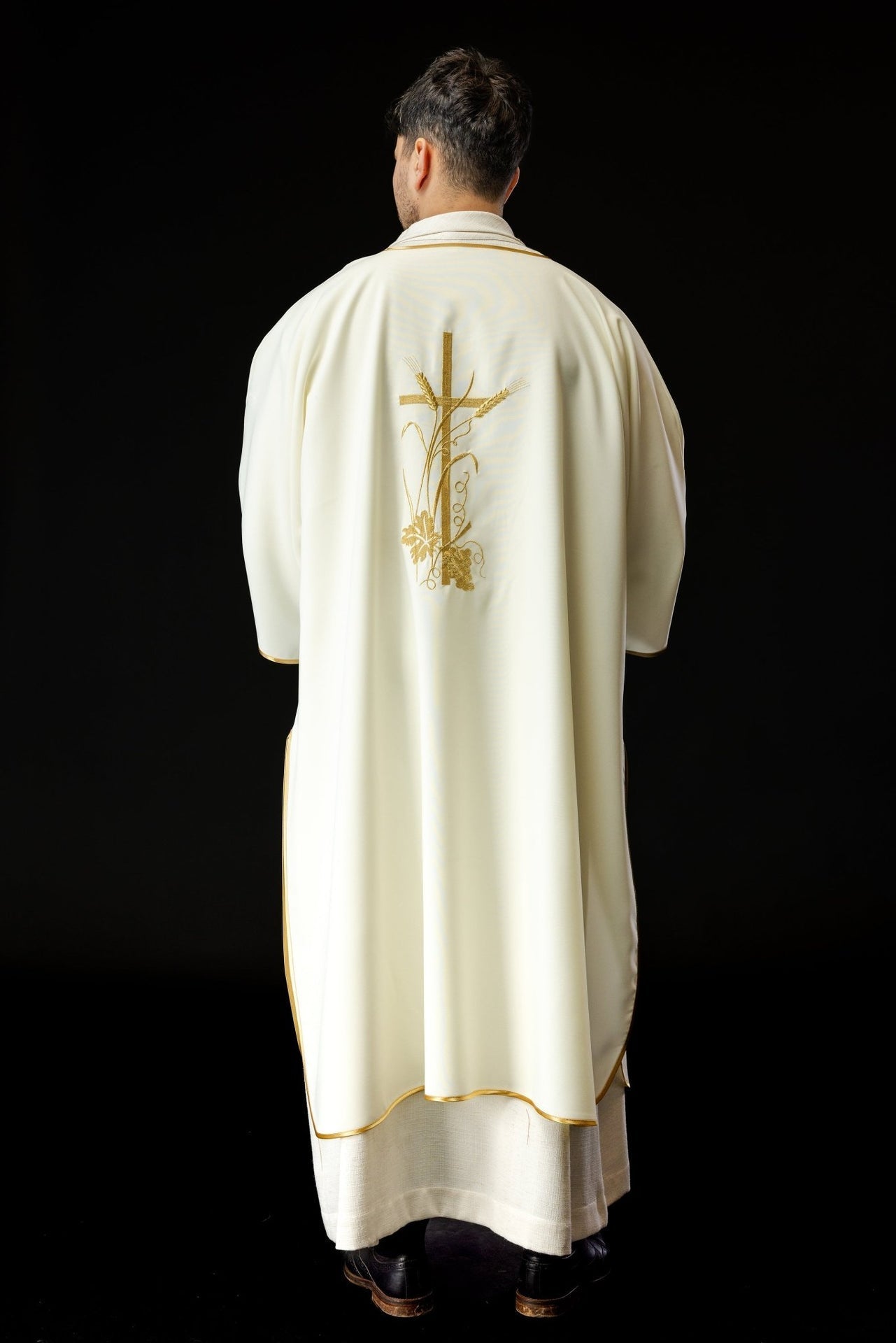 Ecru Dalmatyka Liturgiczna z Haftowanym Złotym Krzyżem Pax - SZATYLITURGICZNE.PL
