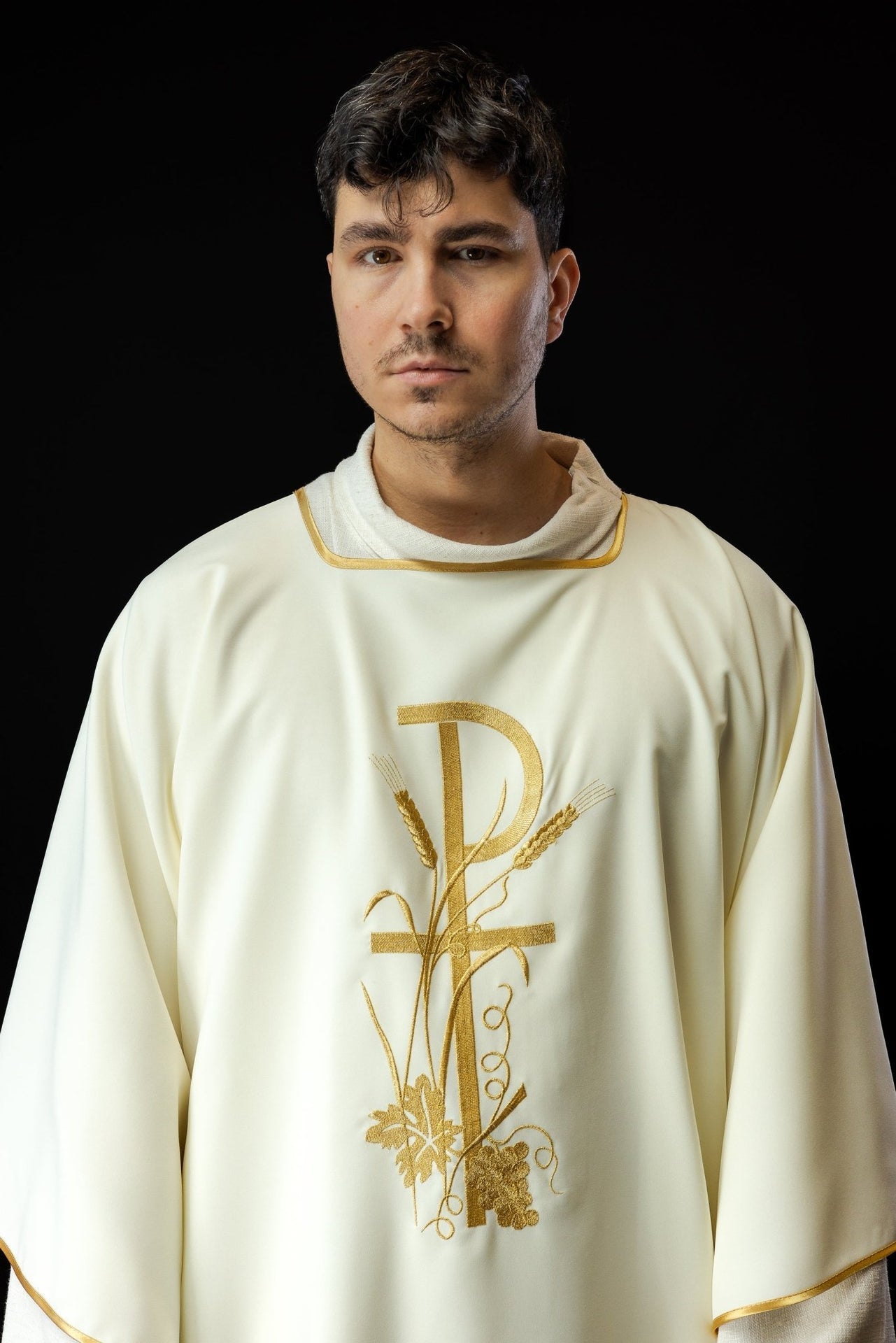 Ecru Dalmatyka Liturgiczna z Haftowanym Złotym Krzyżem Pax - SZATYLITURGICZNE.PL