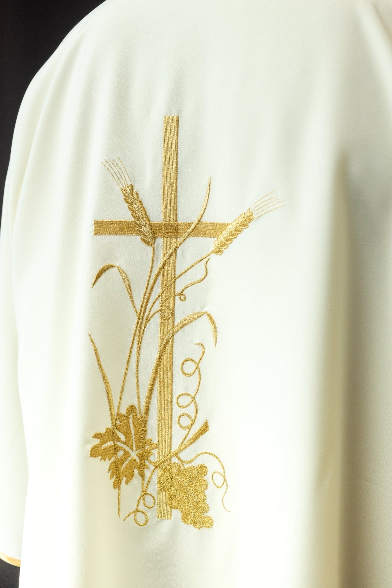 Ecru Dalmatyka Liturgiczna z Haftowanym Złotym Krzyżem Pax - SZATYLITURGICZNE.PL