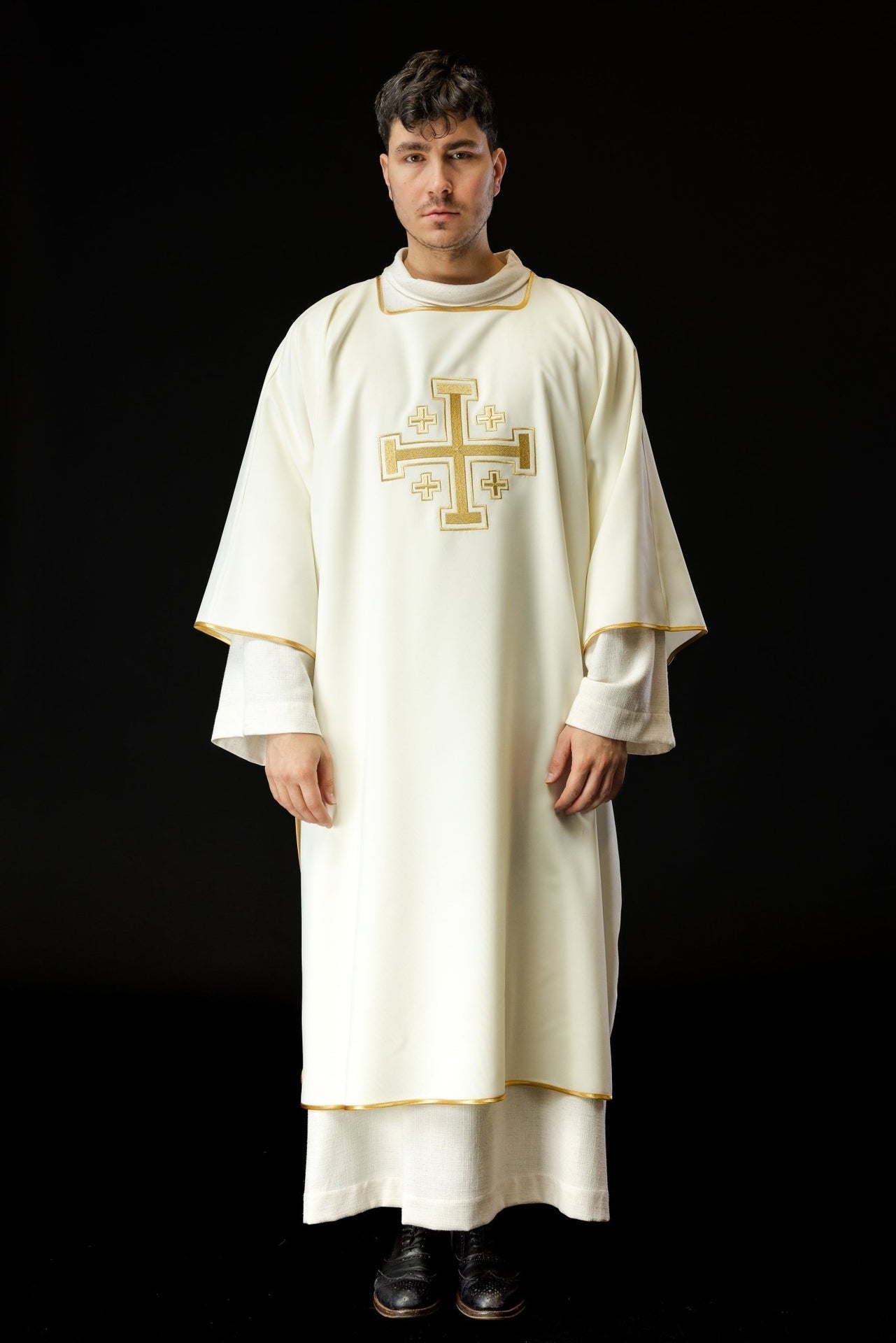 Ecru Dalmatyka Liturgiczna ze Złotym Krzyżem Haftowanym - SZATYLITURGICZNE.PL