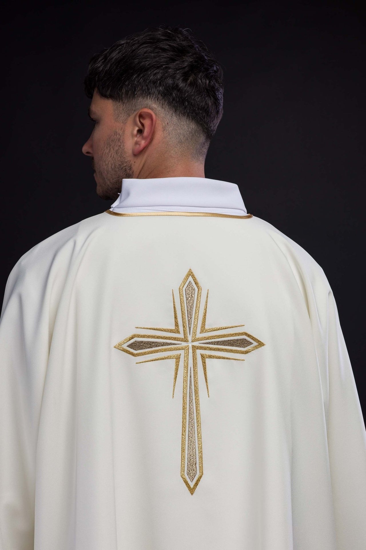 Ecru Dalmatyka Liturgiczna ze Złotym Krzyżem Haftowanym - SZATYLITURGICZNE.PL