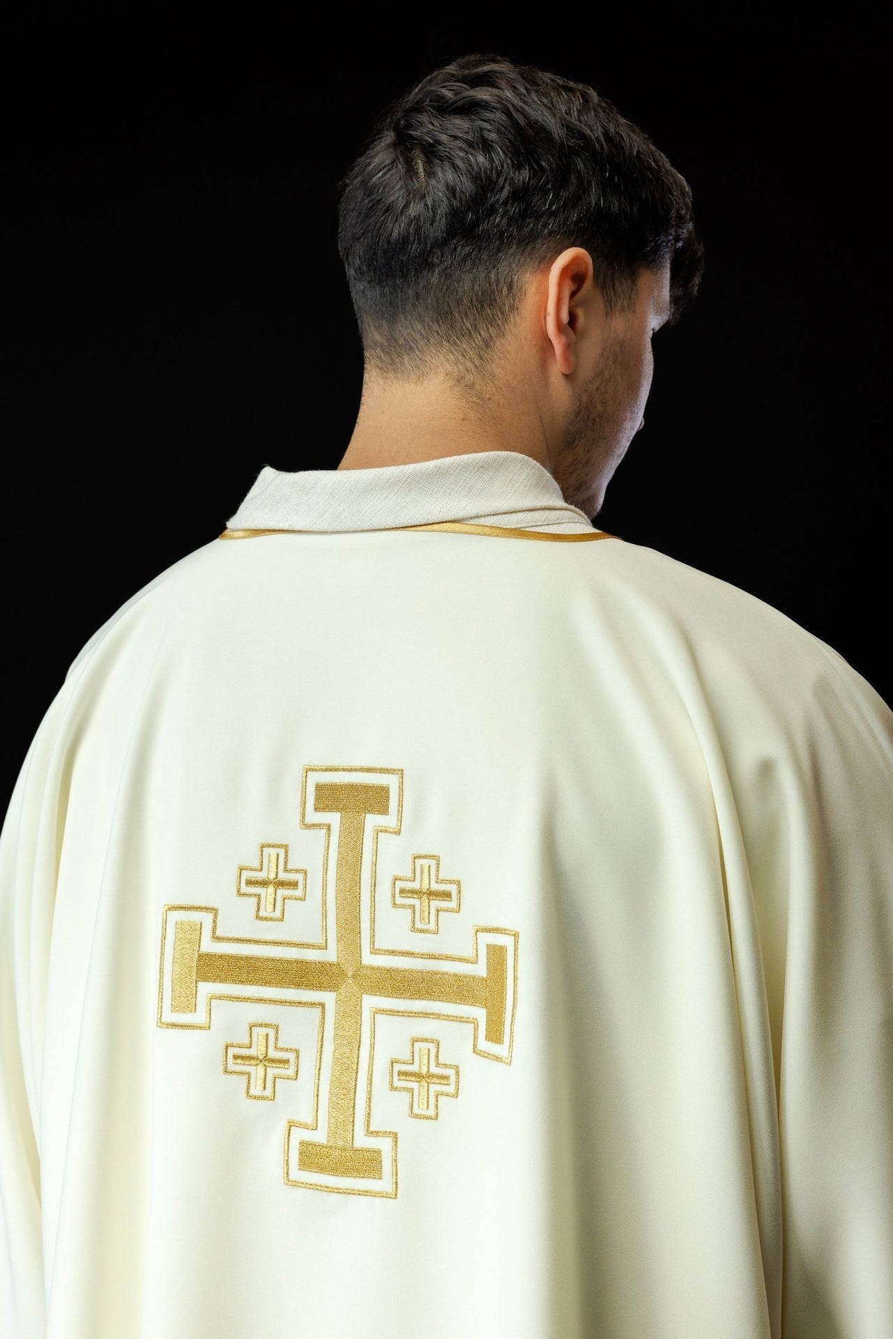 Ecru Dalmatyka Liturgiczna ze Złotym Krzyżem Haftowanym - SZATYLITURGICZNE.PL