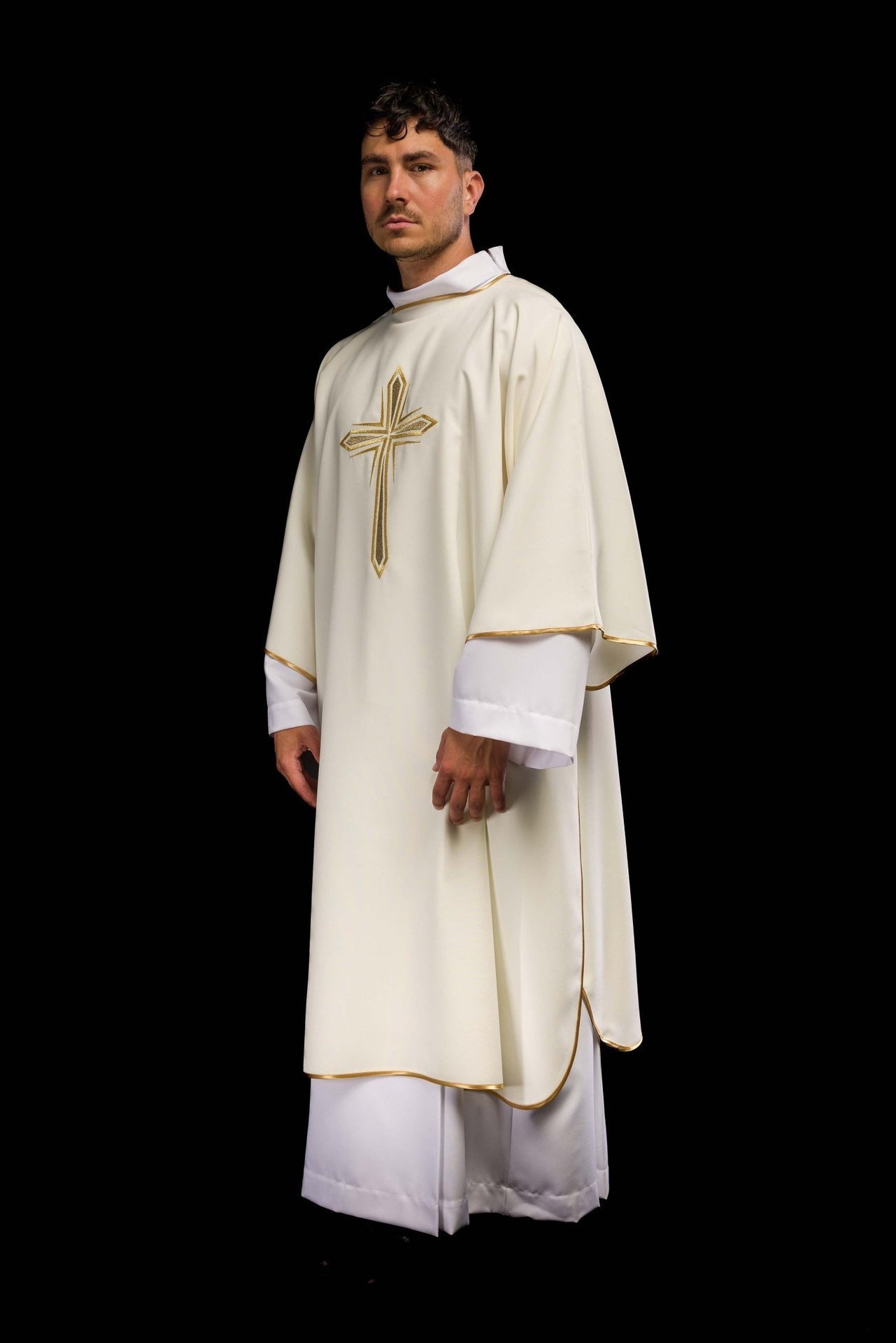Ecru Dalmatyka Liturgiczna ze Złotym Krzyżem Haftowanym - SZATYLITURGICZNE.PL