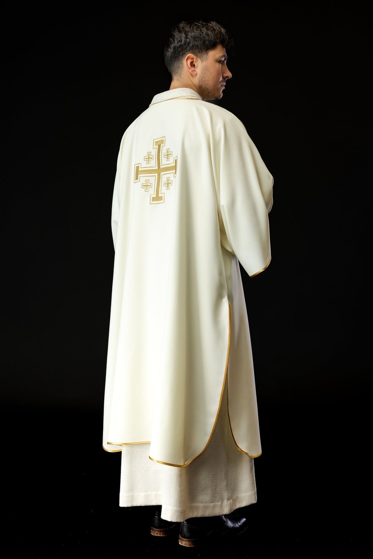 Ecru Dalmatyka Liturgiczna ze Złotym Krzyżem Haftowanym - SZATYLITURGICZNE.PL