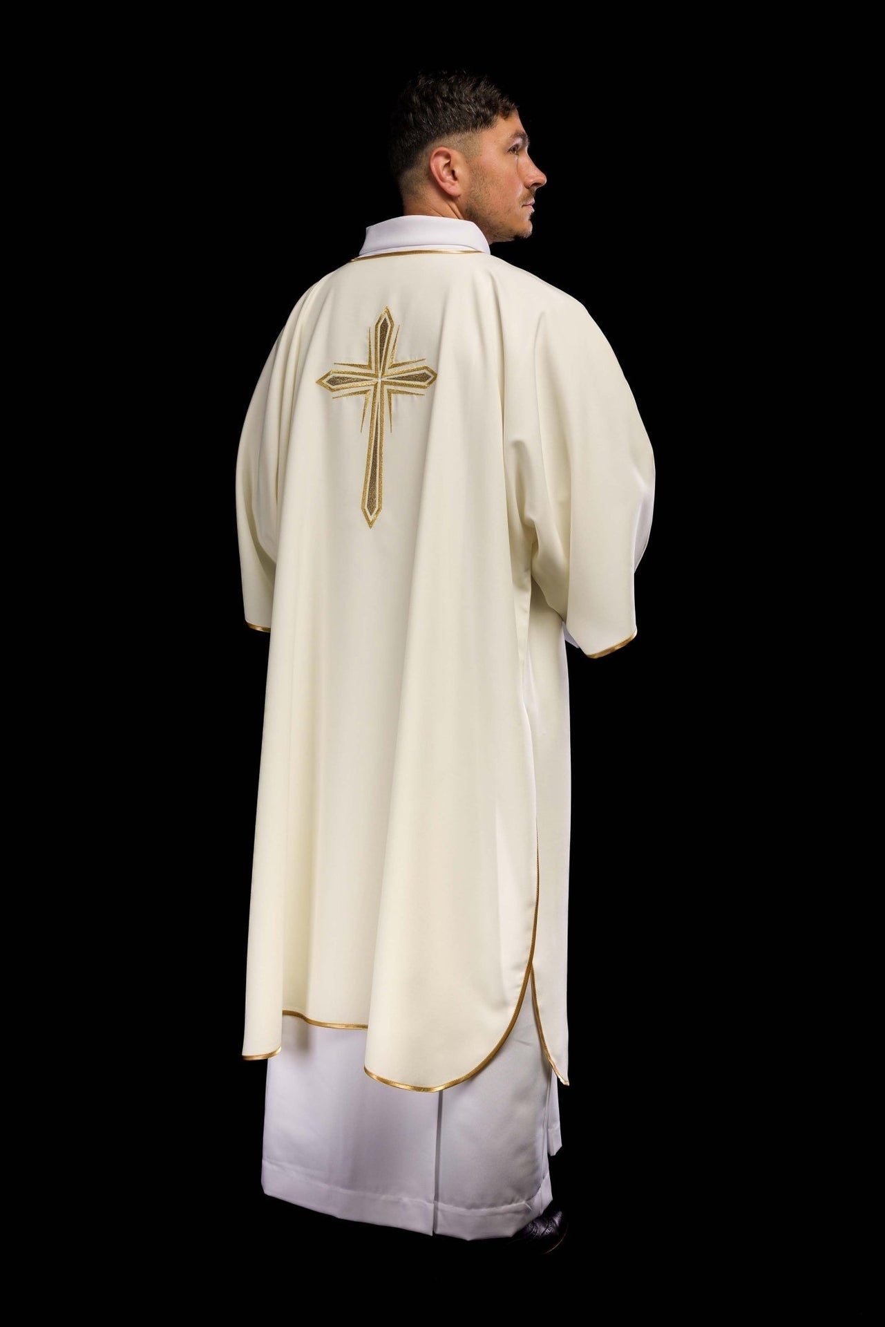 Ecru Dalmatyka Liturgiczna ze Złotym Krzyżem Haftowanym - SZATYLITURGICZNE.PL